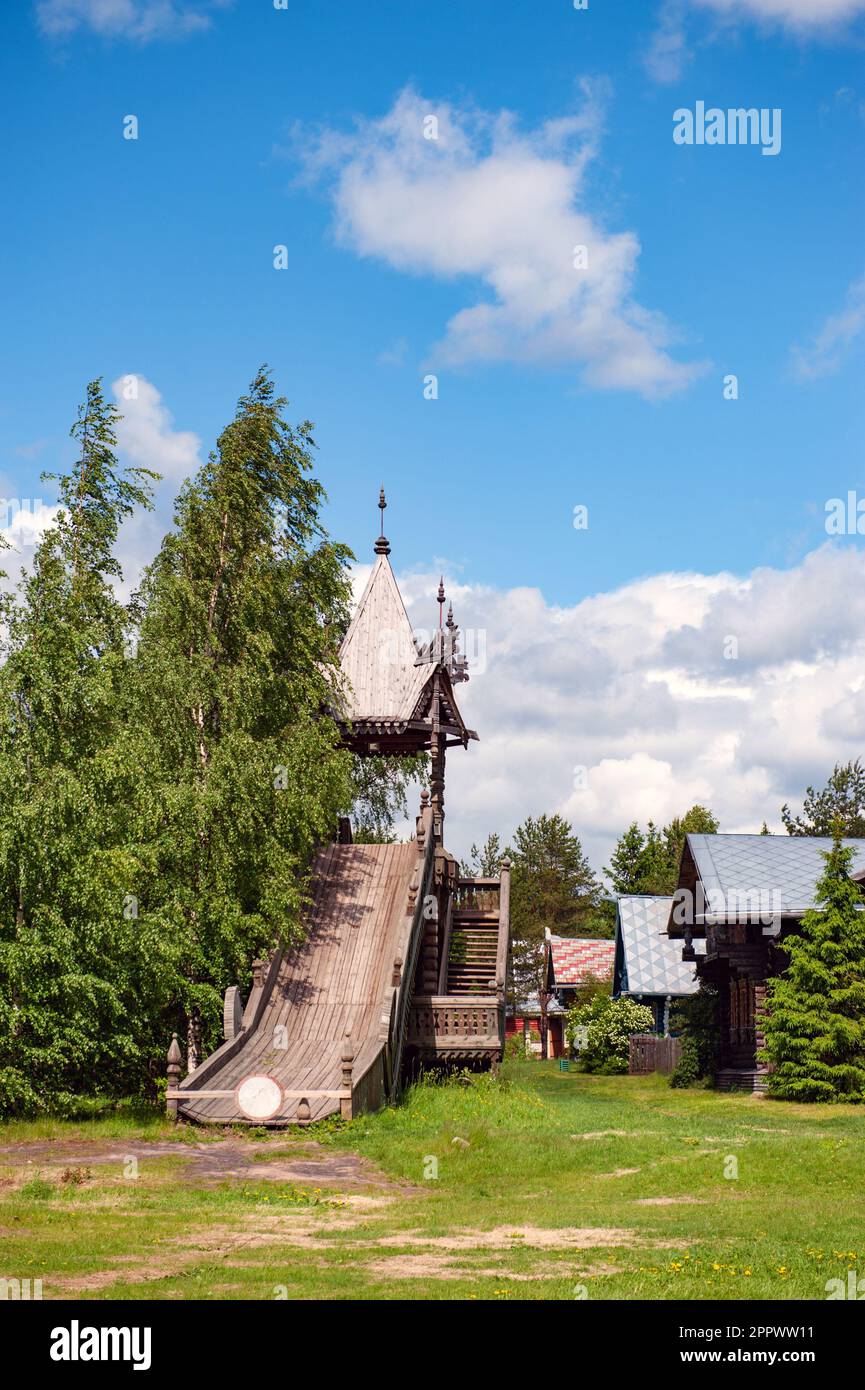 MANDROGI, RUSSLAND - 8. JUNI 2015: Karelia Region, ein neues Resort im traditionellen Stil im alten Dorf Mandrogi. Die Winterattraktion ist eine Holzrutsche Stockfoto