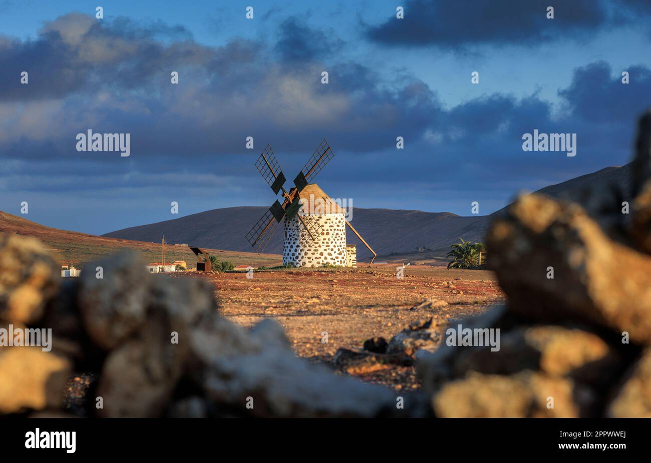 Windmühle in der Villa Verde La Oliva Fuerteventura bei Abendlicht Stockfoto