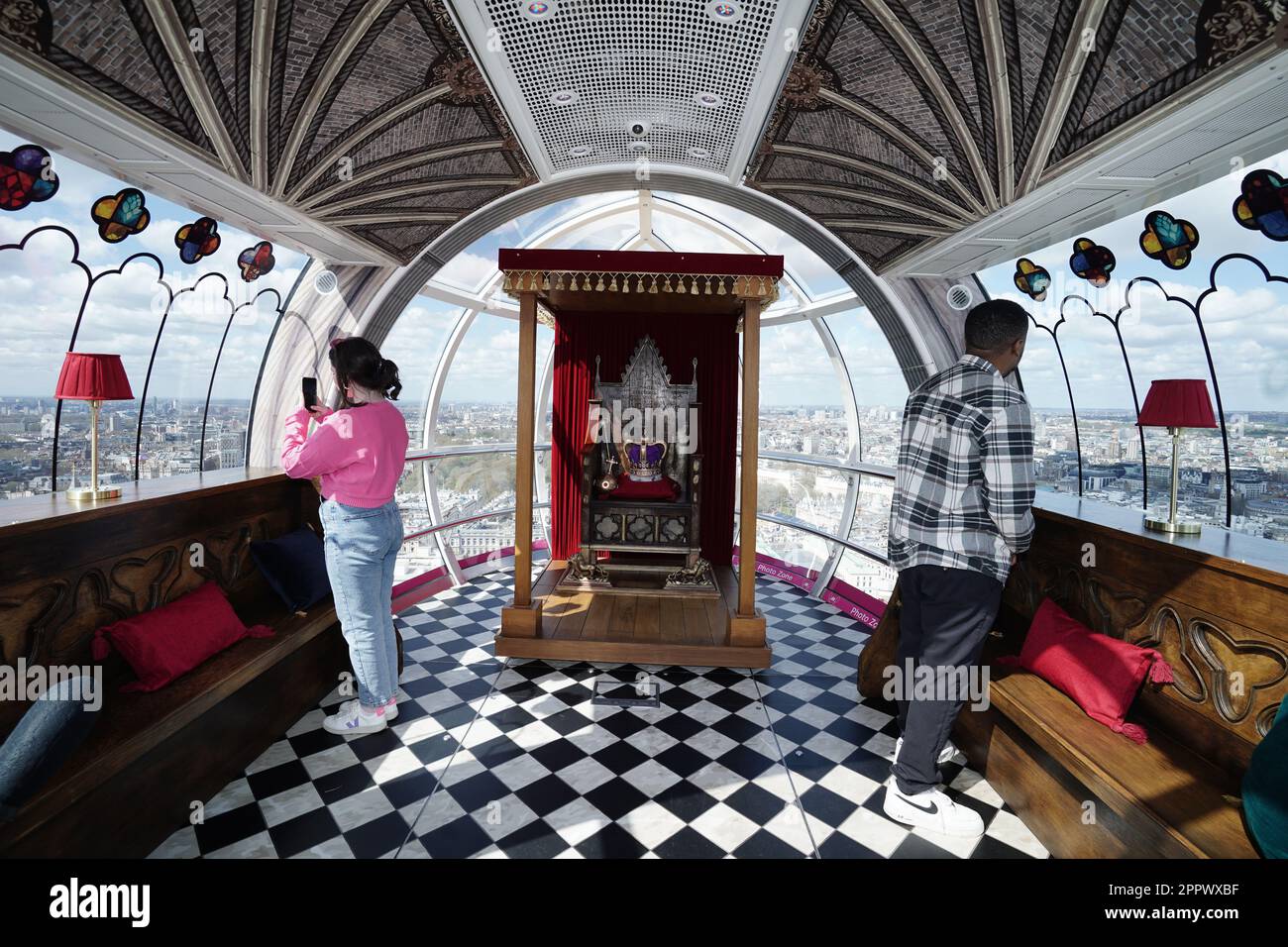 Im Inneren einer Kapsel des London Eye von lastminute.com im Zentrum von London, die in Westminster Abbey umgewandelt wurde, komplett mit Nachbildung des Krönungsstuhls und Kronjuwelen, vor der Krönung von König Karl III. Am 6. Mai. Foto: Dienstag, 25. April 2023. Stockfoto