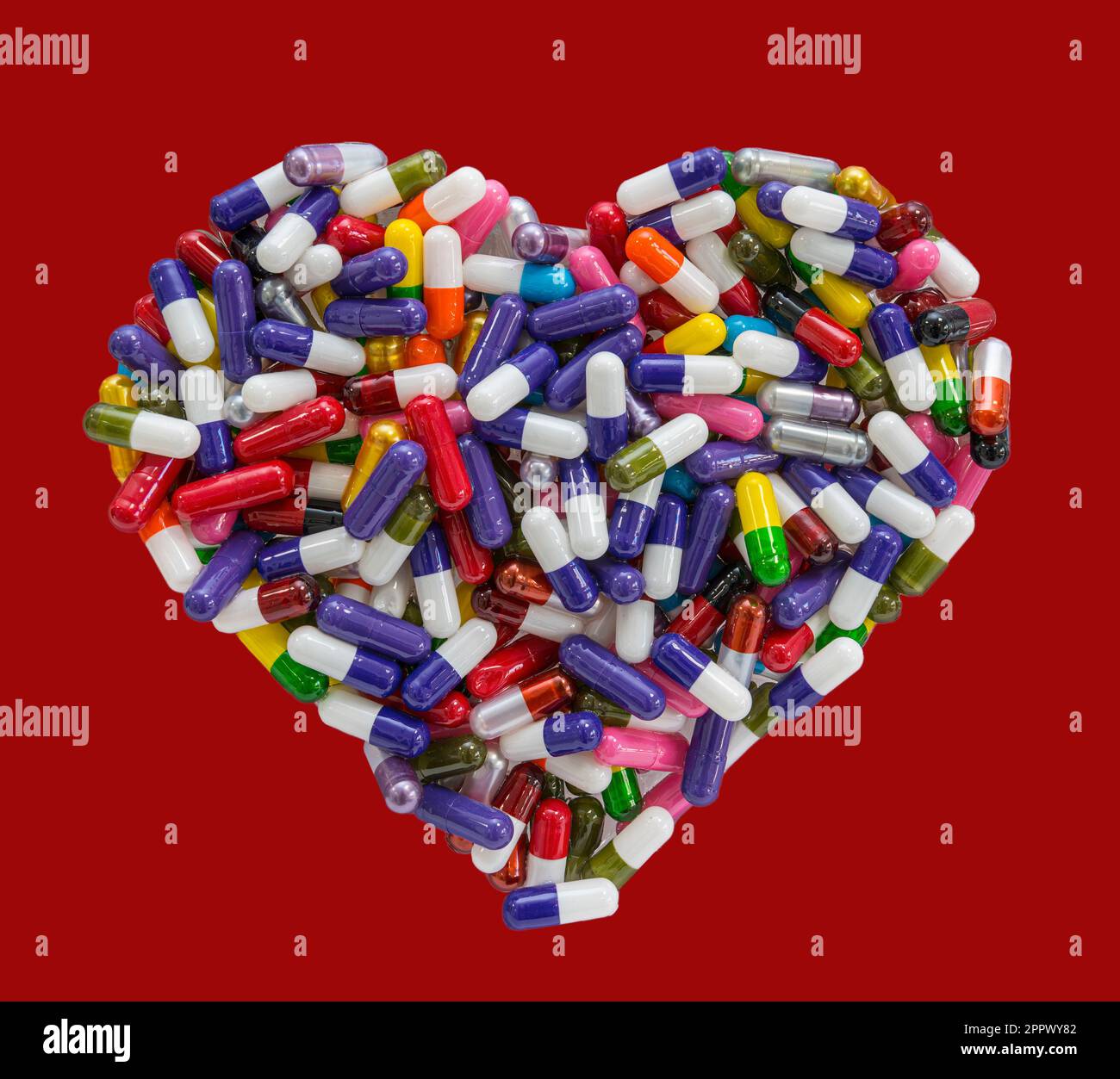 Pillen Kapseln Medizin in Herzform angeordnet Stockfoto