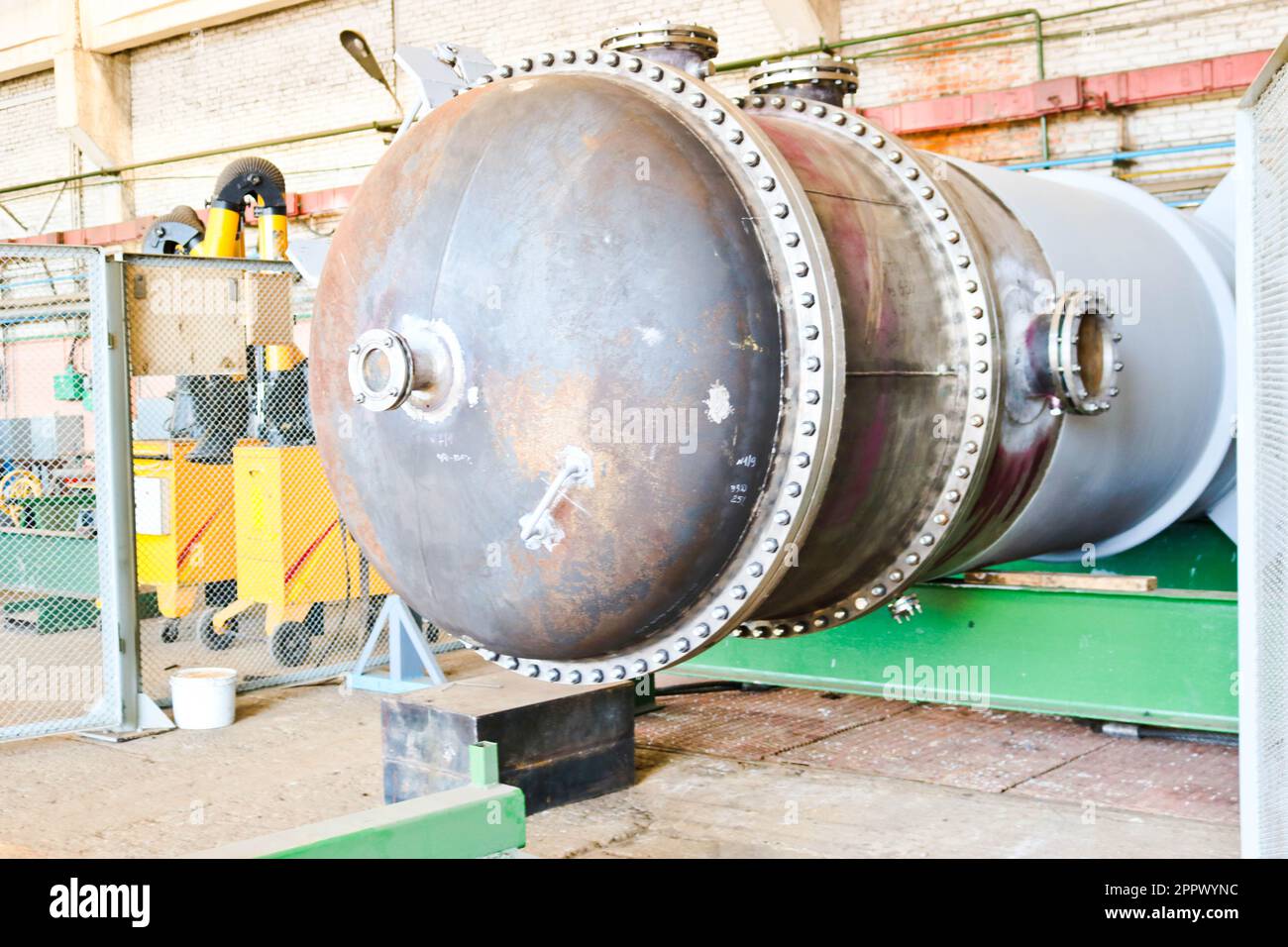 Große Metalleisendestillationskolonne zur Trennung von Stoffen in Fraktionen in den Industrieanlagen einer Ölraffinerie, chemisch, Stockfoto