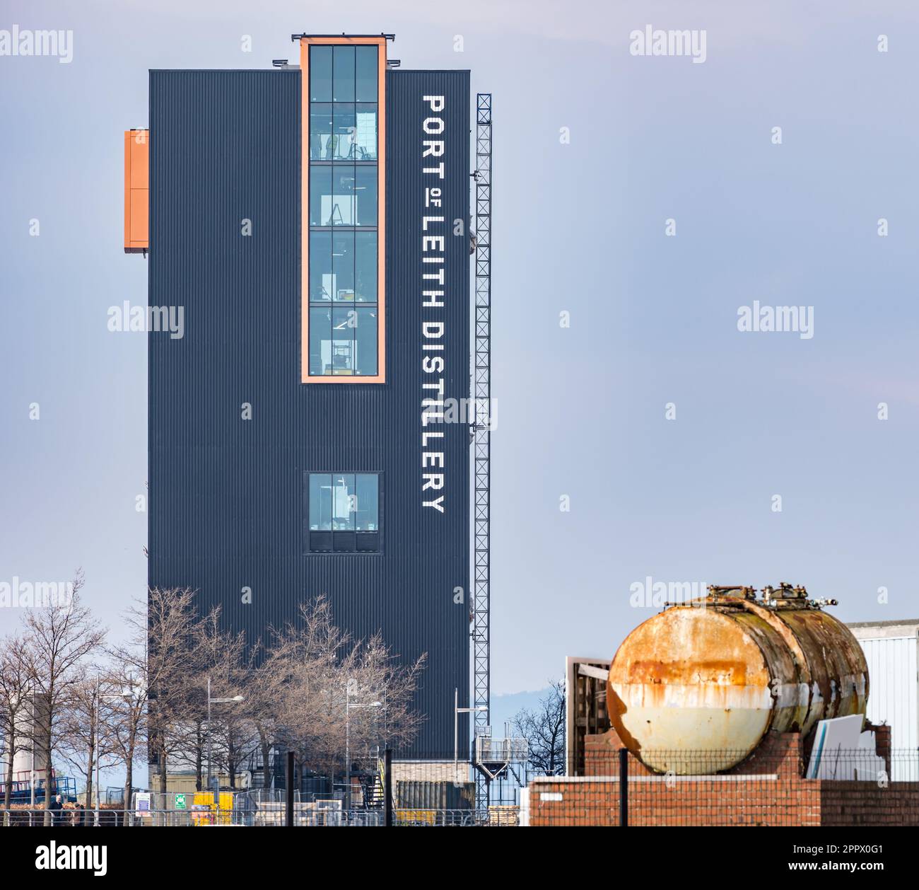 Blick auf den neu erbauten Hafen der Leith Distillery von Leith Harbour, Edinburgh, Schottland, Großbritannien Stockfoto