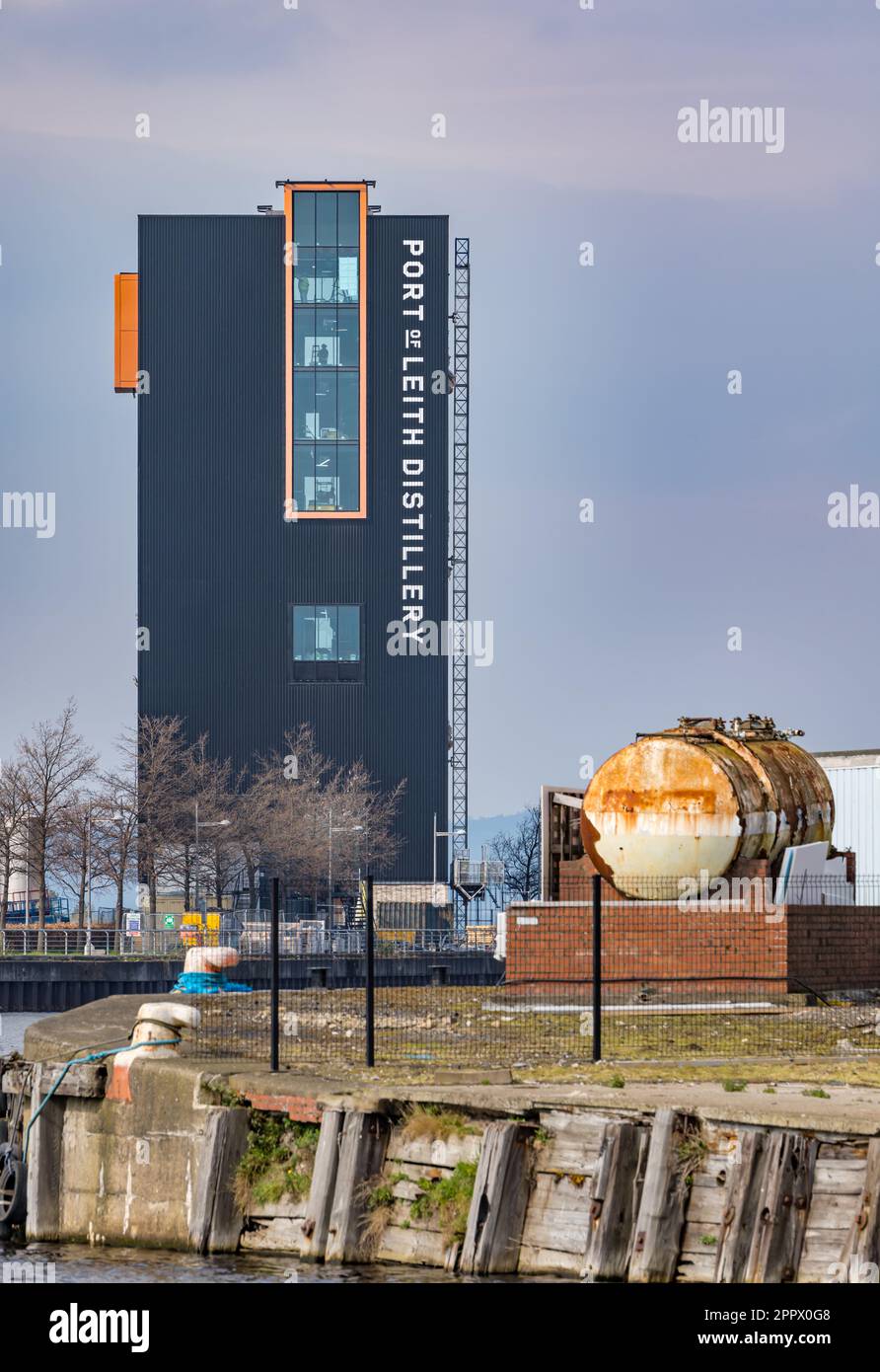 Blick auf den neu erbauten Hafen der Leith Distillery von Leith Harbour, Edinburgh, Schottland, Großbritannien Stockfoto