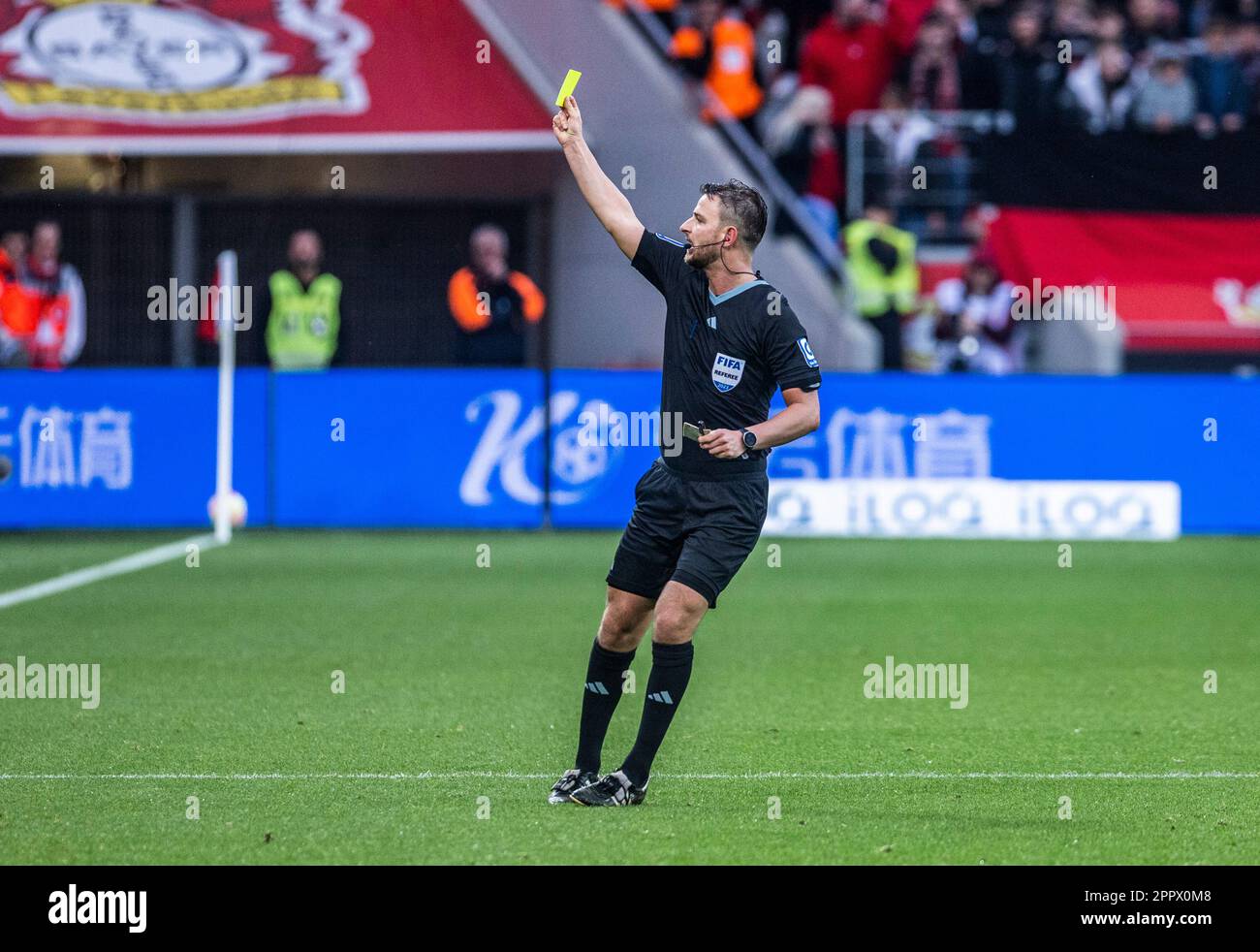 Leverkusen, BayArena 23.04.23: Schiedsrichter Daniel Schlager zeigt die gelbe Karte beim Spiel der 1. Bundesliga Bayer 04 Leverkusen vs. RB Leipzig. Stockfoto