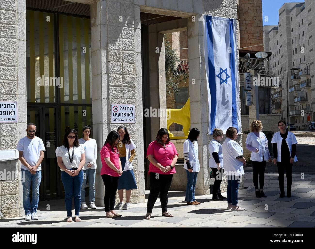 Jerusalem, Israel. 25. April 2023. Am Dienstag, den 25. April 2023, halten die Israelis während einer zweiminütigen Sirene am Gedenktag für gefallene Soldaten und Terroropfer in Jerusalem. Foto von Debbie Hill/ Kredit: UPI/Alamy Live News Stockfoto