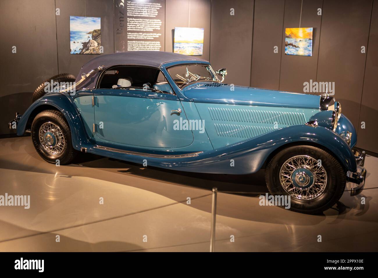 Blauer 1937 Mercedes-Benz 320 im Rigaer Motormuseum. Oldtimer-Ausstellung. Riga, Lettland - 12. März 2023 Stockfoto