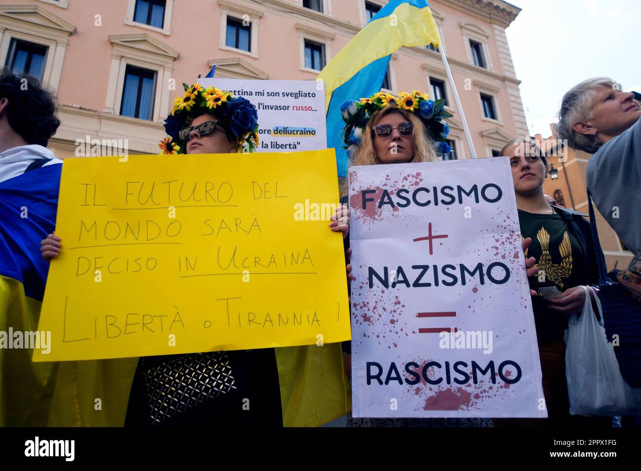 Rom, Italien. 25. April 2023. Ukrainische Frauen halten Plakate gegen Russland und zur Unterstützung der Ukraine während der Feiern der Befreiung Italiens vom Nazifaschismus und der uneingeschränkten Unterstützung des ukrainischen Widerstands gegen den Faschismus des Diktators Putins in Rom in Italien. Kredit: Vincenzo Nuzzolese/Alamy Live News Stockfoto