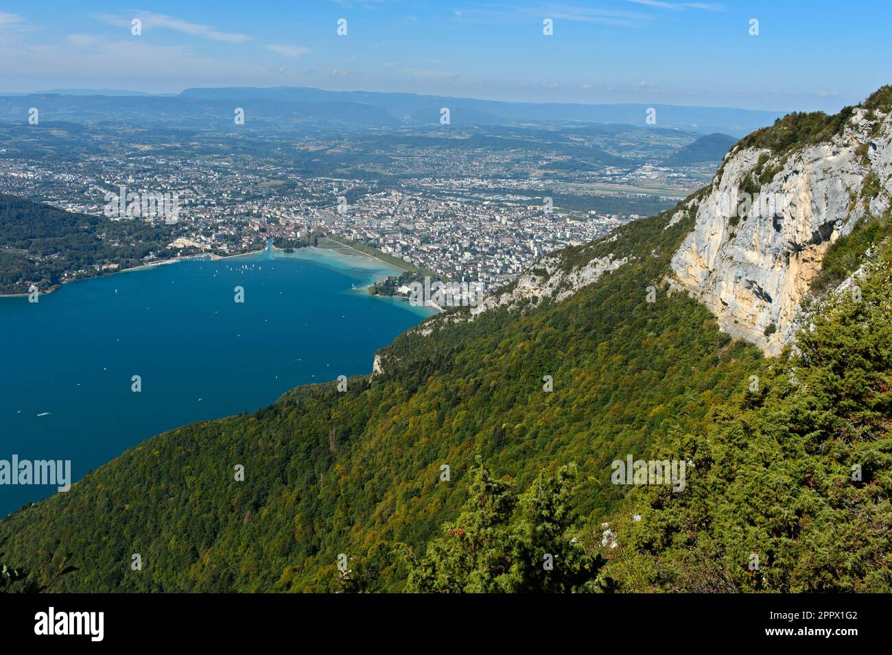 Blick vom Mont Veyrier auf den See von Annecy, Lac D'Annecy und die Stadt Annecy, Haute-Savoie, Frankreich Stockfoto