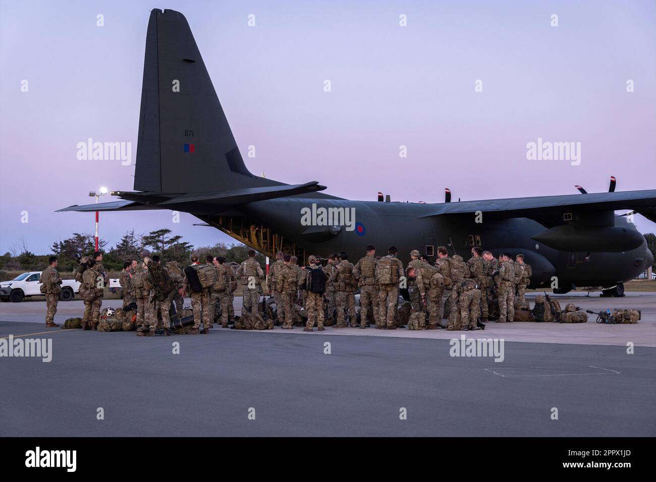 Aushändigung des Fotos des Personals der 40. Kommandobrigade und der Joint-Force-Hauptquartiere, die zur Unterstützung der FCDO-nichtkombattantischen Evakuierungsoperation zur Entfernung von Personal aus dem Sudan nach Zypern entsandt wurden. Erhält frühmorgens Briefe, bereitet die RAF Akrotiri vor und verlässt sie mit dem Flugzeug C-130 Hercules. Rund 1.400 Angehörige der Streitkräfte sind an der großangelegten Evakuierung britischer Staatsangehöriger beteiligt, nachdem eine dreitägige Waffenruhe vereinbart wurde. Ausgabedatum: Dienstag, 25. April 2023. Stockfoto