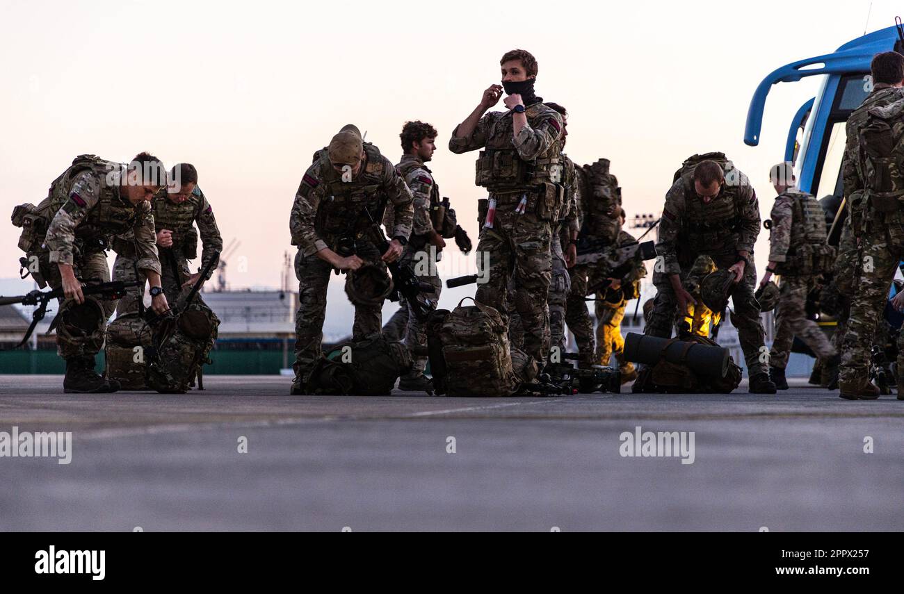 Aushändigung des Fotos des Personals der 40. Kommandobrigade und der Joint-Force-Hauptquartiere, die zur Unterstützung der FCDO-nichtkombattantischen Evakuierungsoperation zur Entfernung von Personal aus dem Sudan nach Zypern entsandt wurden. Erhält frühmorgens Briefe, bereitet die RAF Akrotiri vor und verlässt sie mit dem Flugzeug C-130 Hercules. Rund 1.400 Angehörige der Streitkräfte sind an der großangelegten Evakuierung britischer Staatsangehöriger beteiligt, nachdem eine dreitägige Waffenruhe vereinbart wurde. Ausgabedatum: Dienstag, 25. April 2023. Stockfoto