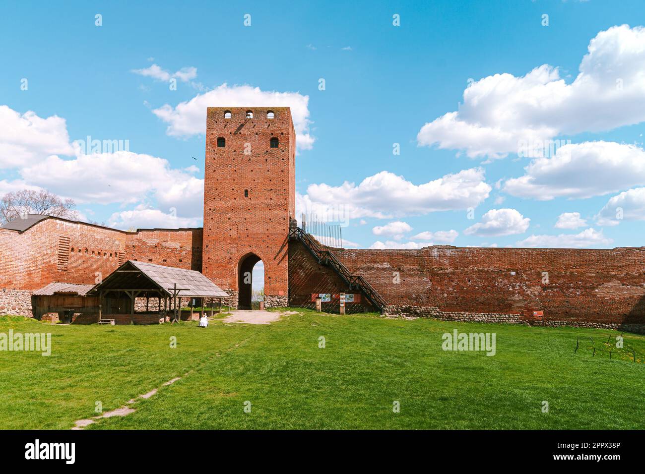 Schloss in Czersk, Polen. Blick auf den Torturm. Mittelalterliches rotes Backsteinschloss. Residenz der Herzöge von Mazovia Stockfoto