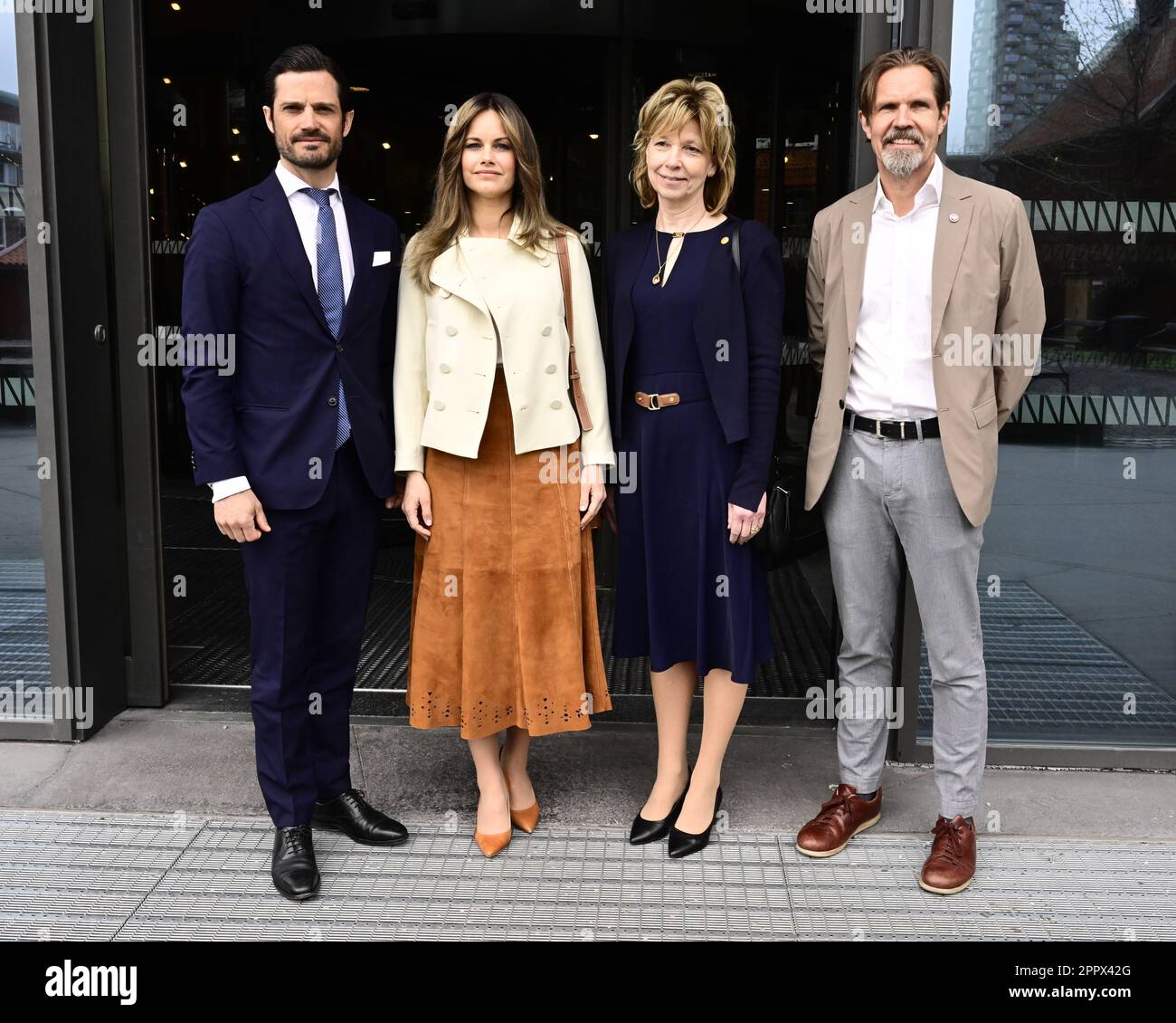 Stockholm, Schweden. 25. April 2023. Schwedischer Prinz Carl Philip und Prinzessin Sofia mit Annika Östman Wernerson, Präsidentin des Karolinska Institutet (links) und Professor Sven Bölte (rechts) von KIND bei Ankunft am Aula Medica am Karolinska Institutet in Stockholm, Schweden, am 25. April 2023 zu einem Seminar über neuropsychiatrische Erkrankungen (NPF). Foto: Jonas Ekströmer/TT/Code 10030 Kredit: TT News Agency/Alamy Live News Stockfoto