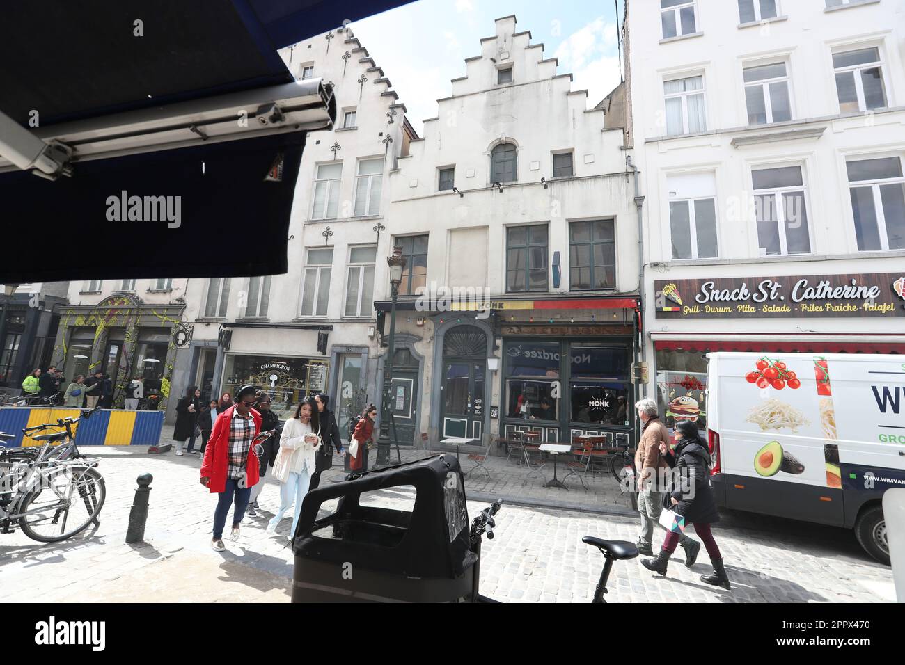 Brüssel, Belgien. 25. April 2023. Das Bild zeigt die beliebte Monk Bar in der Rue Sainte-Catherine - Sint-Katelijnestraat im Stadtzentrum von Brüssel, Dienstag, den 25. April 2023. Der Eigentümer des Gebäudes, HLS Horeca Logistics Services, wird den Mietvertrag für die Bar nicht verlängern und behauptet, dass sie tiefgreifende Renovierungsarbeiten im klassifizierten Gebäude durchführen muss. BELGA FOTO NICOLAS MAETERLINCK Kredit: Belga News Agency/Alamy Live News Stockfoto