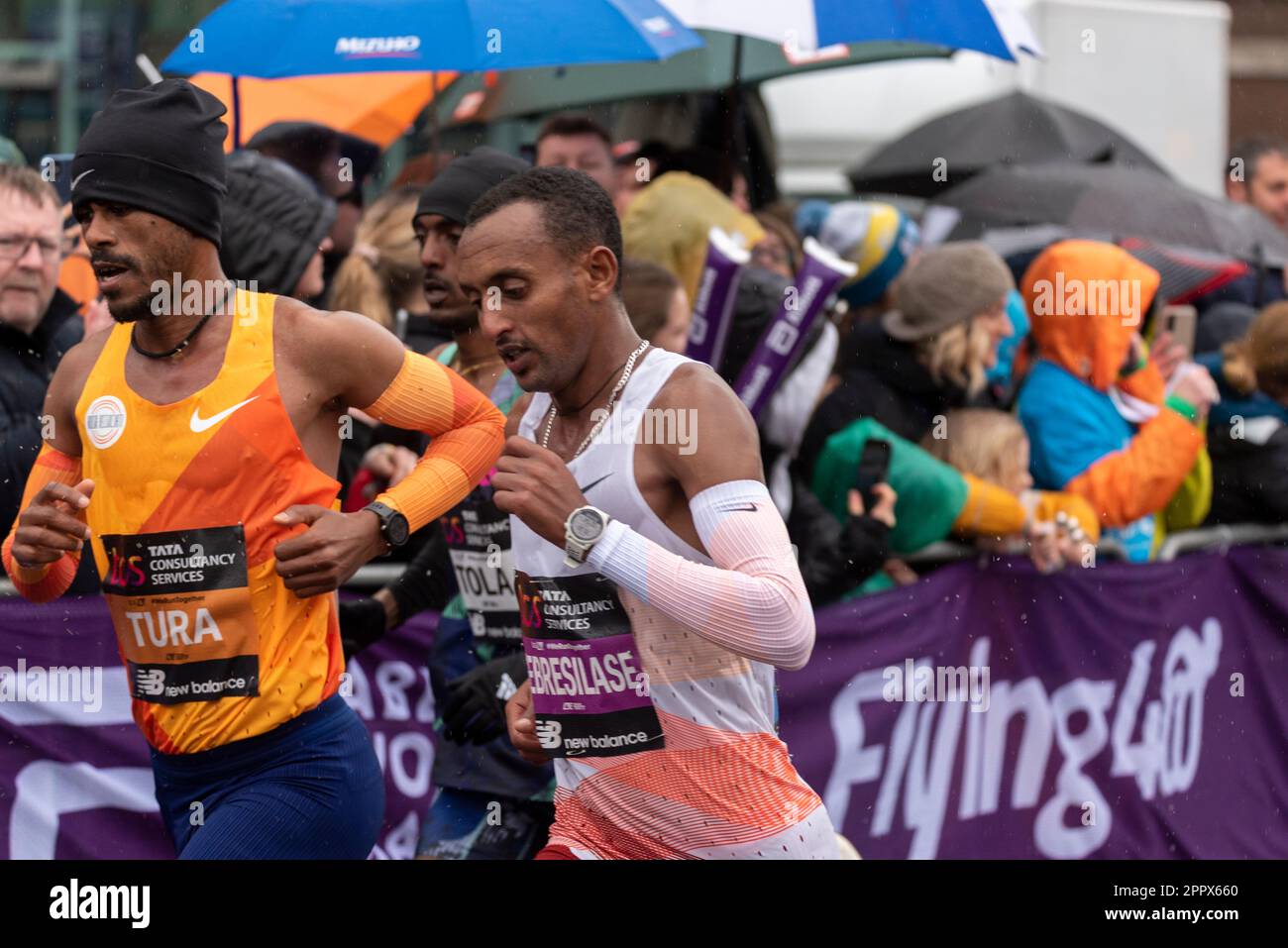 Leul Gebresilase nimmt am TCS London Marathon 2023 Teil und durchquert Tower Hill, London, Großbritannien. Stockfoto