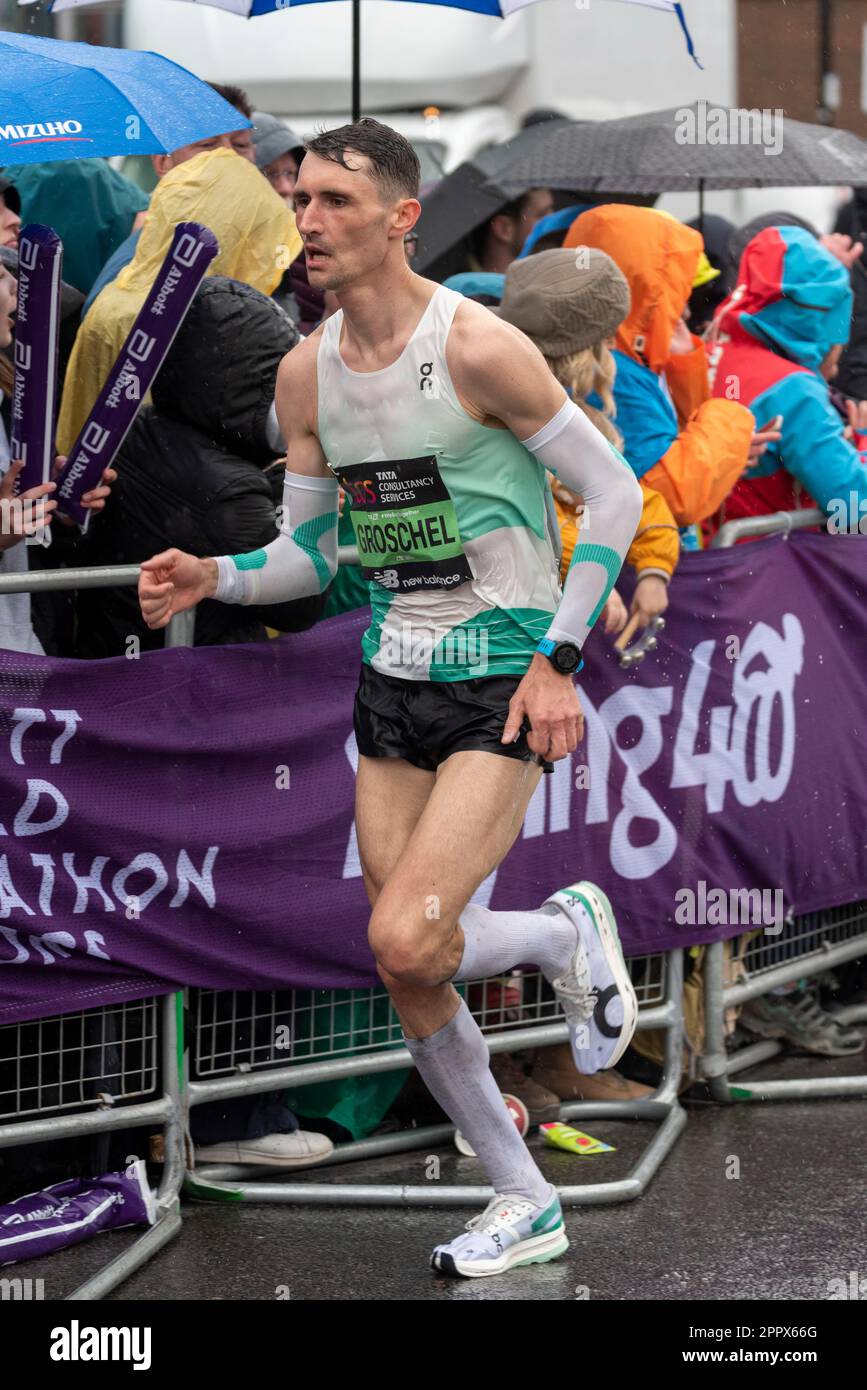 Tom Groschel nimmt am TCS London Marathon 2023 Teil und fährt durch Tower Hill, London, Großbritannien. Stockfoto