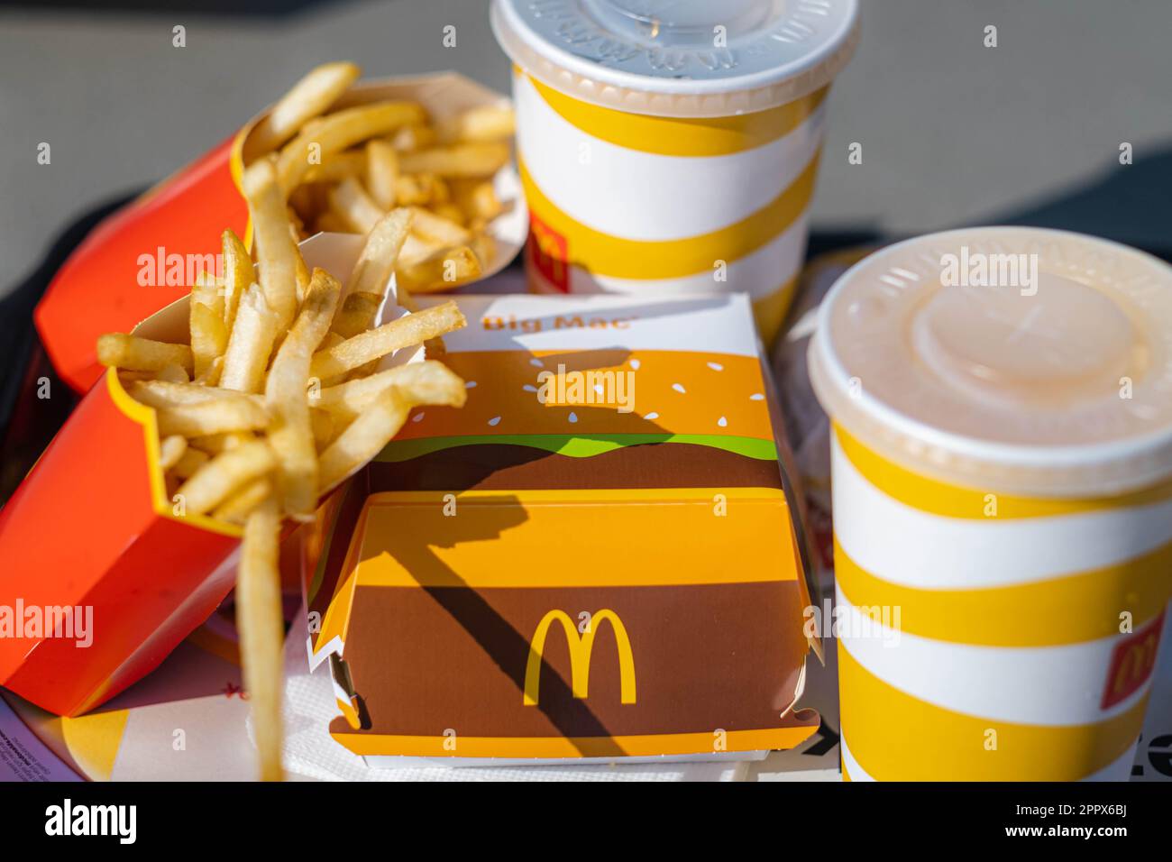 Was Ist Das Gesündeste Bei Mcdonalds Tablett voll mit Fast Food im McDonalds Restaurant, Big Mac Menü mit