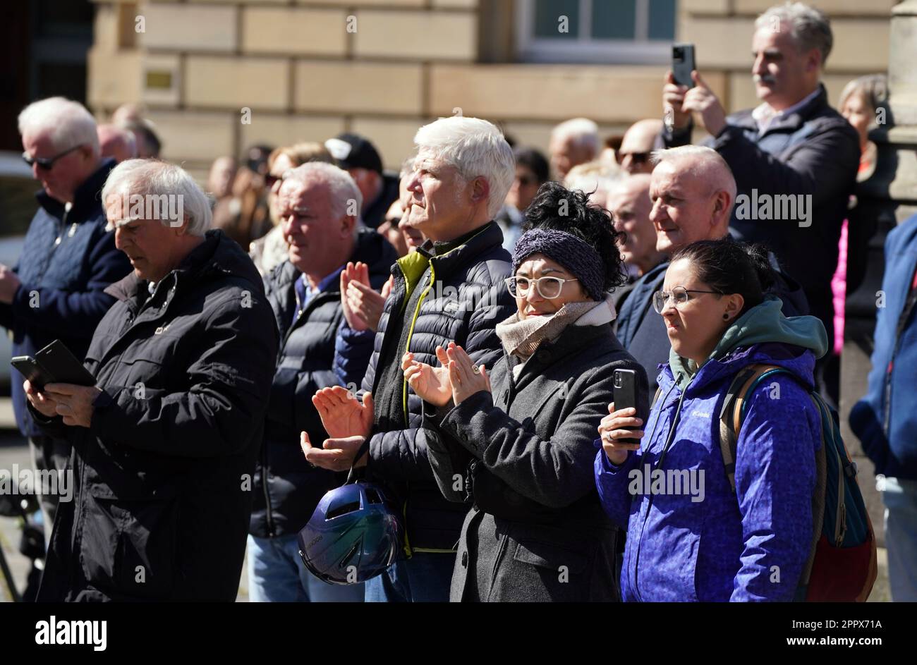 Die Menge applaudiert, als der Sarg, der Ken Buchanan trägt, vor einer Gedenkfeier in der St. Giles' Cathedral in Edinburgh eintrifft. Der schottische Boxer, der 1971 zum unbestrittenen Leichtgewicht-Weltmeister wurde, starb Anfang des Monats, im Alter von 77 Jahren. Foto: Dienstag, 25. April 2023. Stockfoto