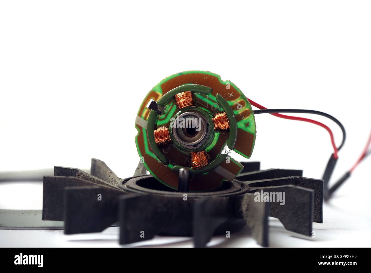 Einfacher DC-Elektromotormechanismus. In einem Elektromotor: Spulen, Stator, Rotor. Stockfoto