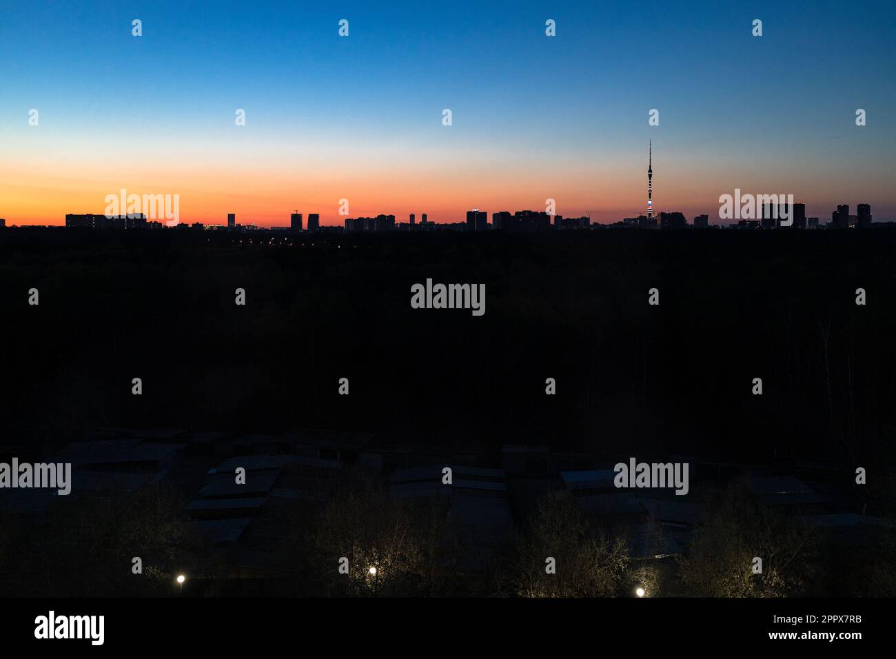 Morgengrauen über der Skyline der Stadt mit Fernsehturm in der Frühlingsnacht in Moskau Stockfoto
