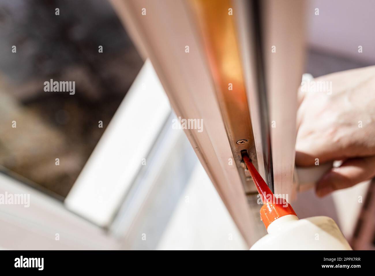 Über der Ansicht der Schmierung des offenen Fensterrahmens zu Hause, Nahaufnahme an sonnigen Tagen Stockfoto