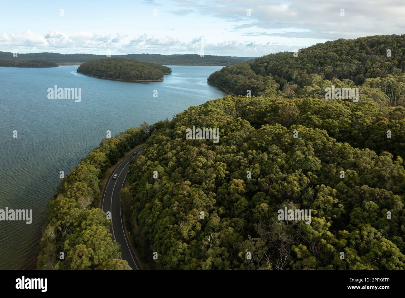 Der Lakes Way und der malerische Smiths Lake in der Nähe von Tarbuck Bay in der Region Great Lakes in NSW, Australien, aus der Vogelperspektive. Stockfoto