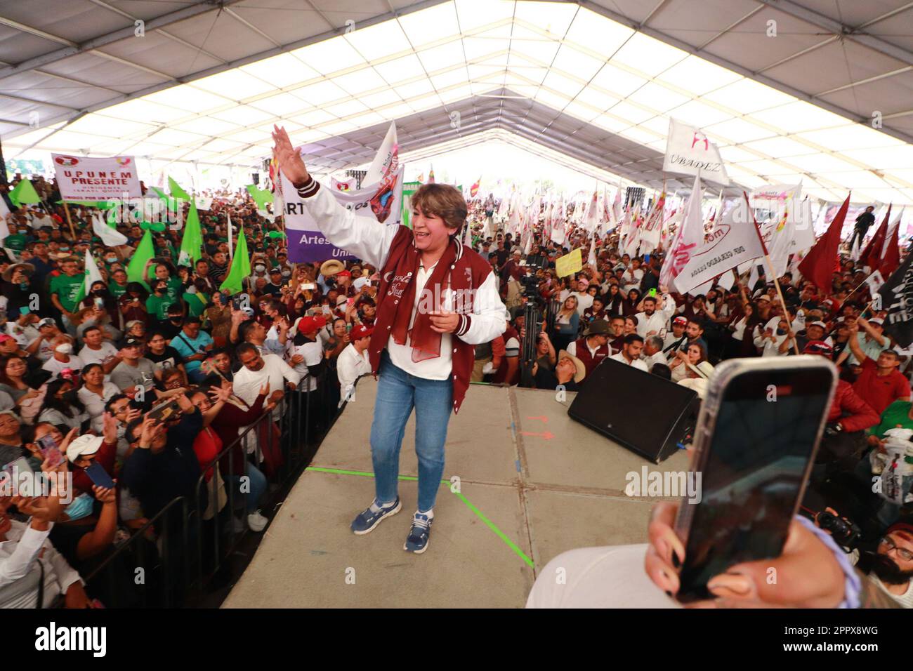 Delfina Gomez, Kandidatin für das Amt des Gouverneurs des Staates Mexiko für die Morena-Partei während einer politischen Kundgebung in der Gemeinde Nezahualcoyotl für die bevorstehenden Wahlen am 4. Juni. Am 23. April 2023 in Nezahualcoyotl, Bundesstaat Mexiko, Mexiko. (Foto: Carlos Santiago/Eyepix Group/Sipa USA) Stockfoto