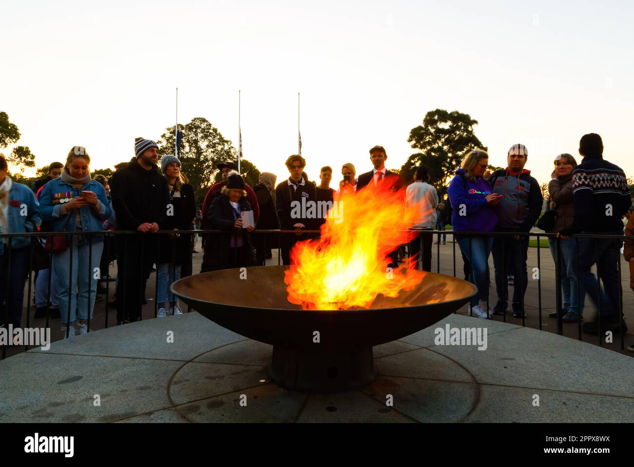 Melbourne, Australien. 25. April 2023. Mitglieder der Öffentlichkeit stehen an der ewigen Flamme, während sie ihre Ehre am Schrein der Erinnerung erweisen. Der Anzac Day erinnert an den Tag, an dem das australische und neuseeländische Armeekorps (ANZAC) am 25. April 1915 während des 1. Weltkriegs an den Ufern von Gallipoli gelandet ist. Kredit: SOPA Images Limited/Alamy Live News Stockfoto