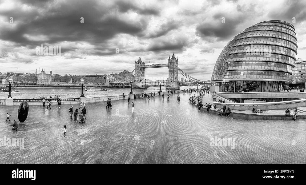 LONDON - 14. APRIL 2022: Panoramasicht auf das Rathaus, die Tower Bridge und den Tower of London über die Themse, einige der wichtigsten Sehenswürdigkeiten in Lo Stockfoto