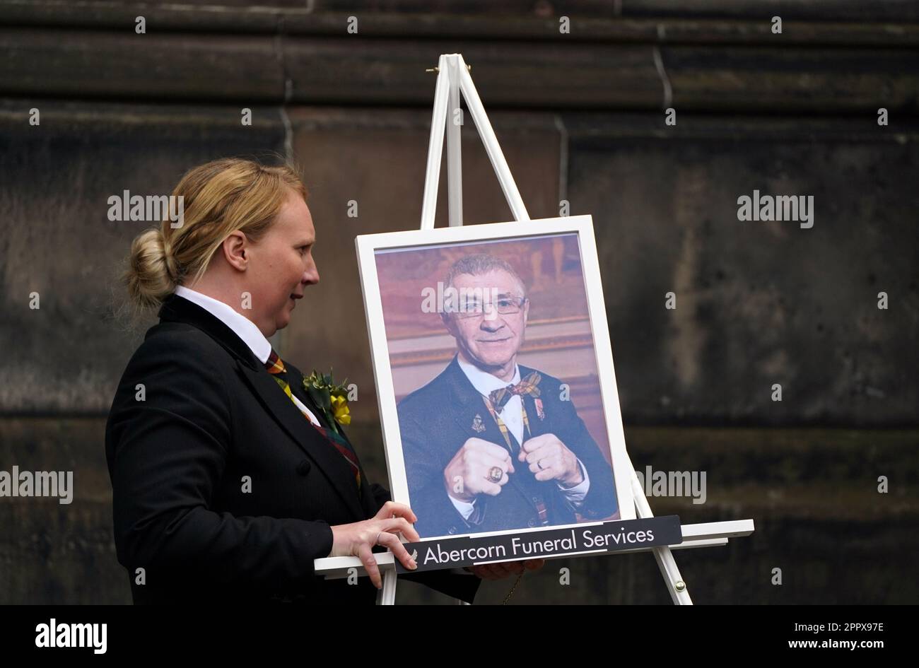 Ein Sargträger trägt ein Bild von Ken Buchanan nach einer Gedenkfeier für den ehemaligen Boxer in der St. Giles' Cathedral in Edinburgh. Der schottische Boxer, der 1971 zum unbestrittenen Leichtgewicht-Weltmeister wurde, starb Anfang des Monats, im Alter von 77 Jahren. Foto: Dienstag, 25. April 2023. Stockfoto