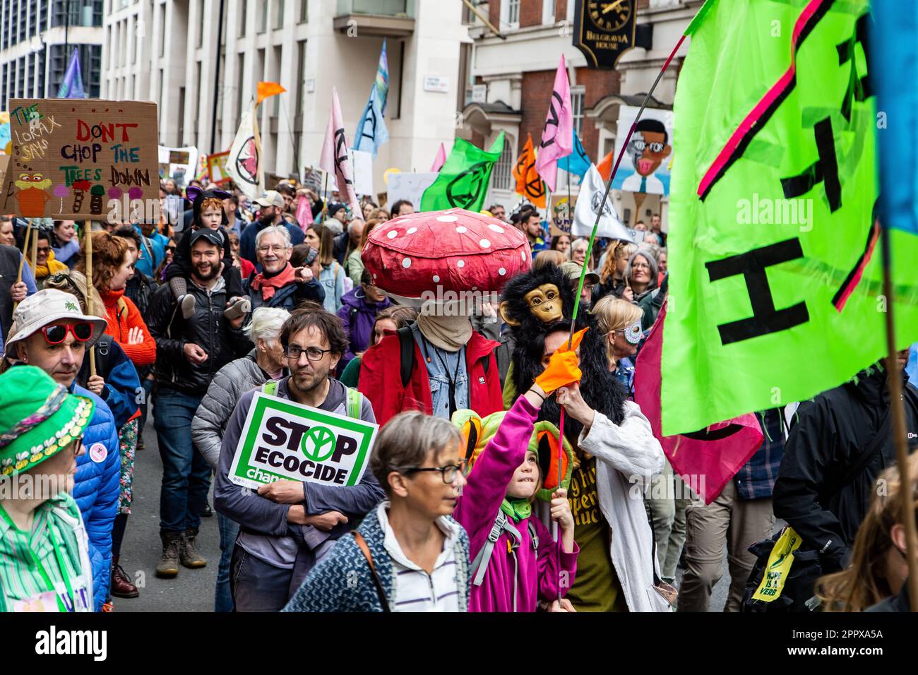 Vereinigt euch, um am „The Big One“ – dem Tag der Erde – zu überleben. Extinction Rebellion (XR) marsch auf dem Parliament Square for Biodiversity - 22. April Stockfoto