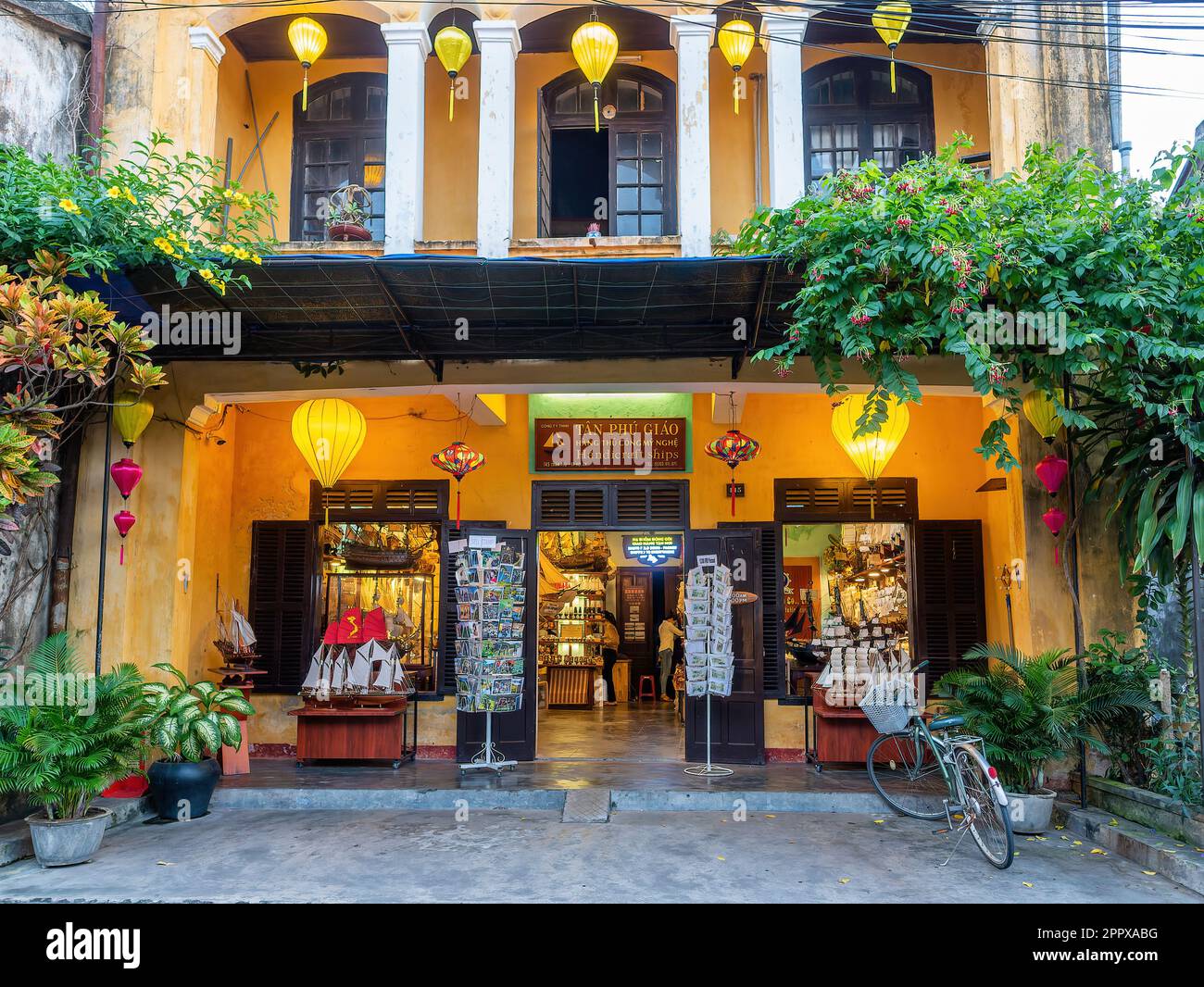 Verkauf von Modellseglern in Hoi an, Provinz Quang Nam, Vietnam. Die Altstadt von Hoi an ist ein Weltkulturerbe und berühmt für ihre Brunnen Stockfoto