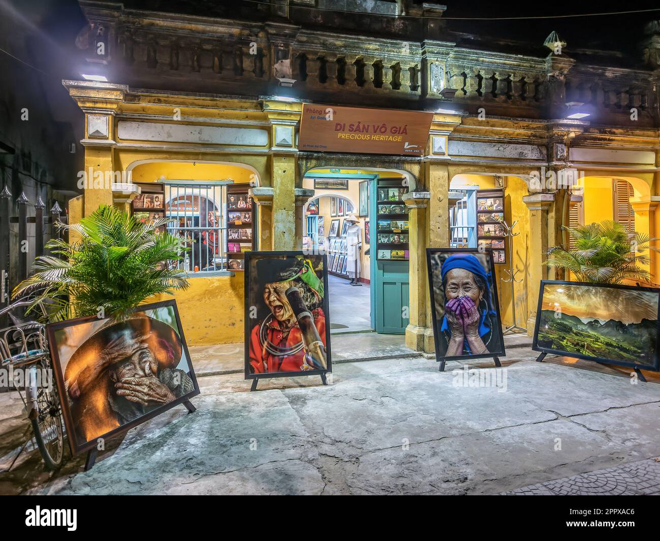 Galerie in Hoi an, Provinz Quang Nam, Vietnam, Verkauf von Gemälden, Fotografien und Postkarten. Die Altstadt von Hoi an gehört zum Weltkulturerbe und gehört zur Familie Stockfoto