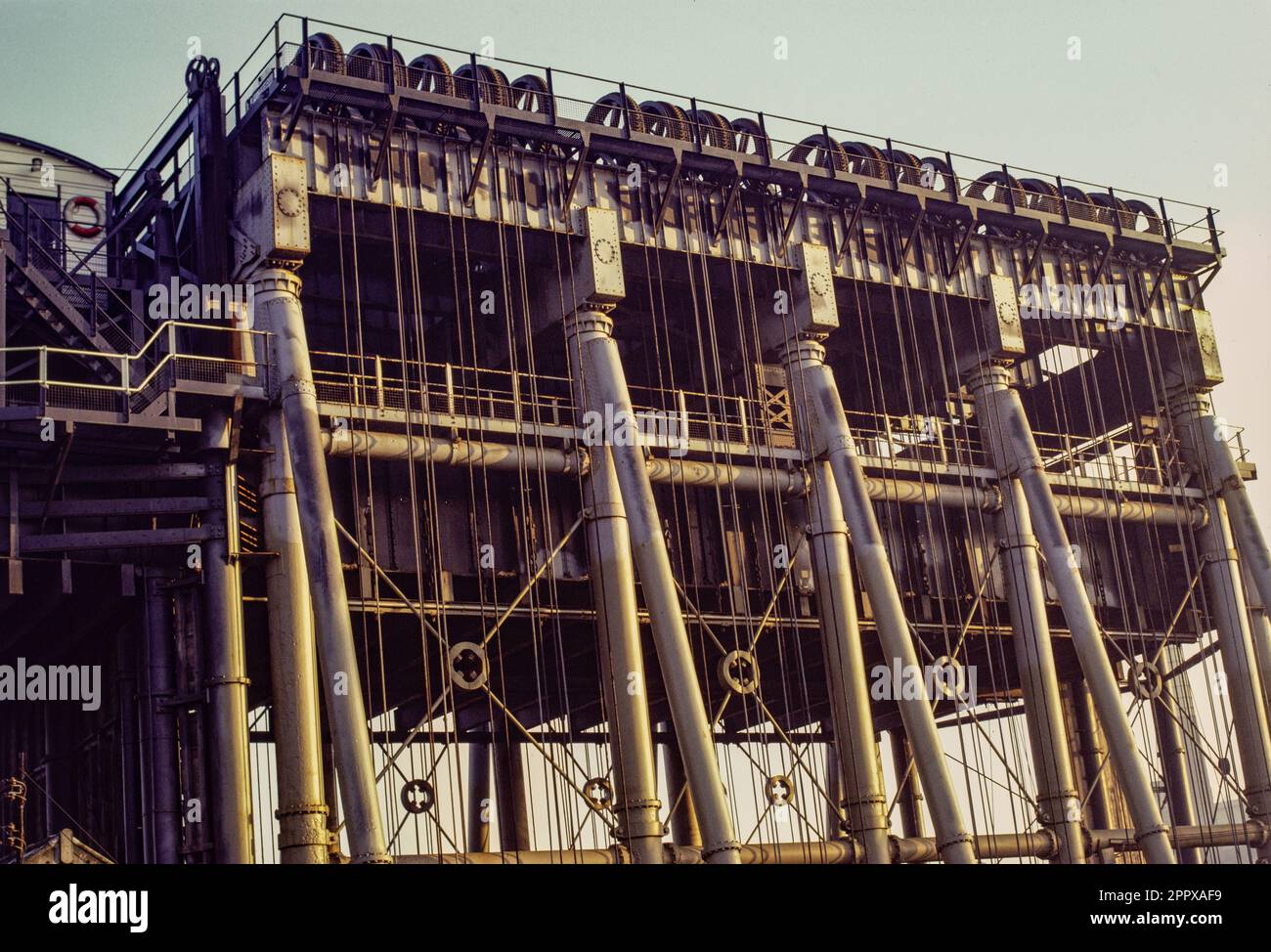 Der Anderton Boat Lift ist ein zweiköpfiges Schleusenschloss in der Nähe des Dorfes Anderton, Cheshire, in Nordwestengland. Vor seiner Restaurierung im Jahr 2000 Stockfoto