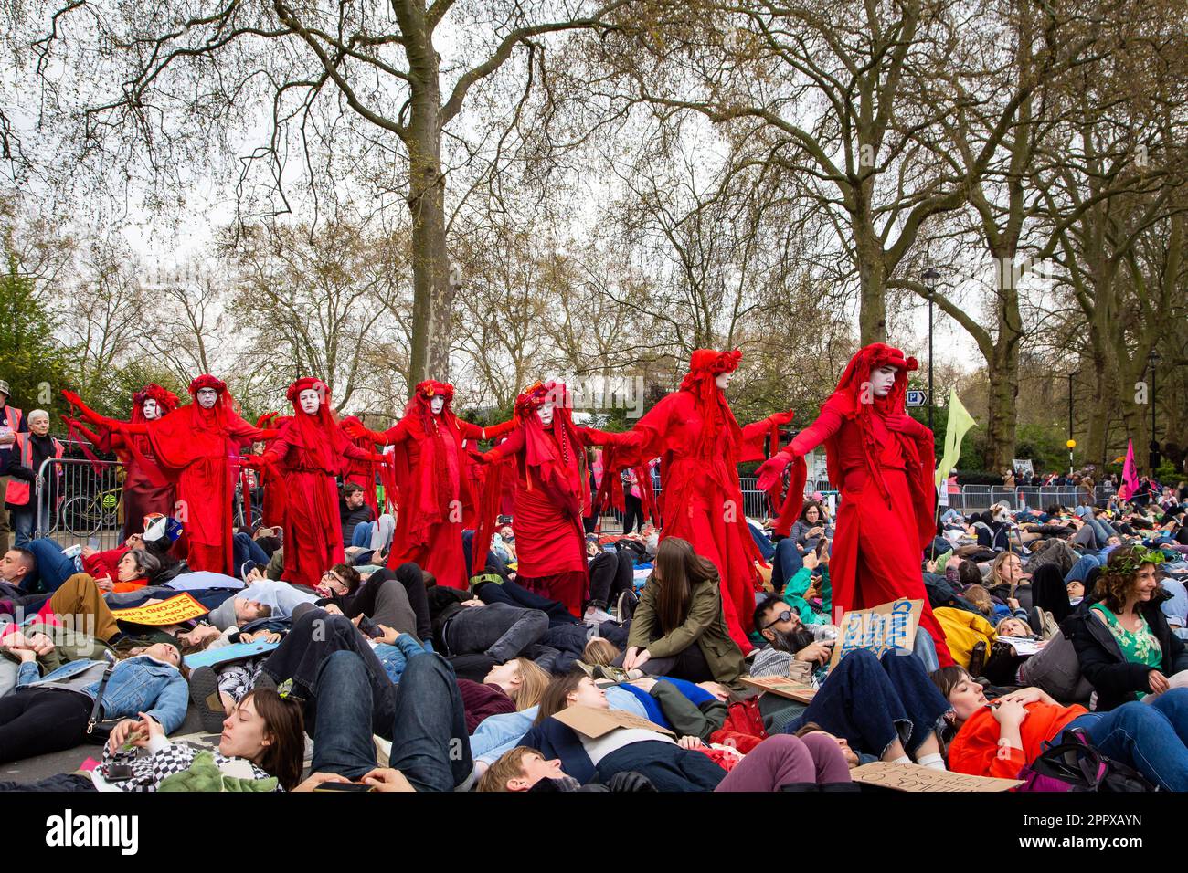 Vereinigt euch, um am „The Big One“ – dem Tag der Erde – zu überleben. Extinction Rebellion (XR) marsch auf dem Parliament Square for Biodiversity - 22. April Stockfoto