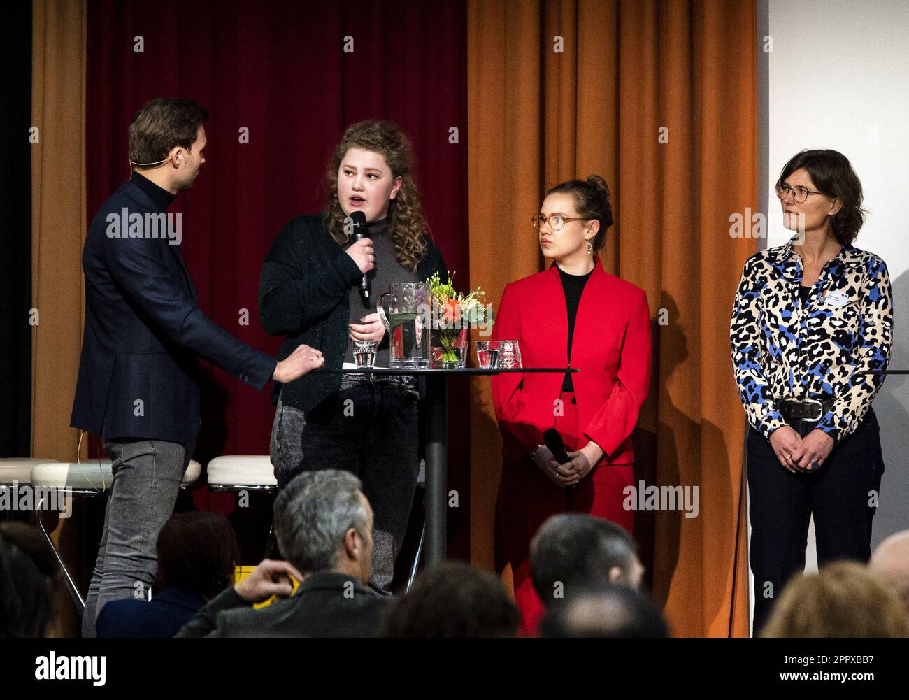 UTRECHT - Staatssekretär Maarten van Ooijen (Gesundheitswesen, Wohlfahrt und Sport) bei einem Treffen über Jugendbetreuung in den Jaarbeurs. In einer Reihe von Sitzungen wird erörtert, wie Kindern mit Problemen geholfen werden kann, ohne an die stark unter Druck stehenden Jugenddienste zu appellieren. ANP RAMON VAN FLYMEN niederlande raus - belgien raus Stockfoto