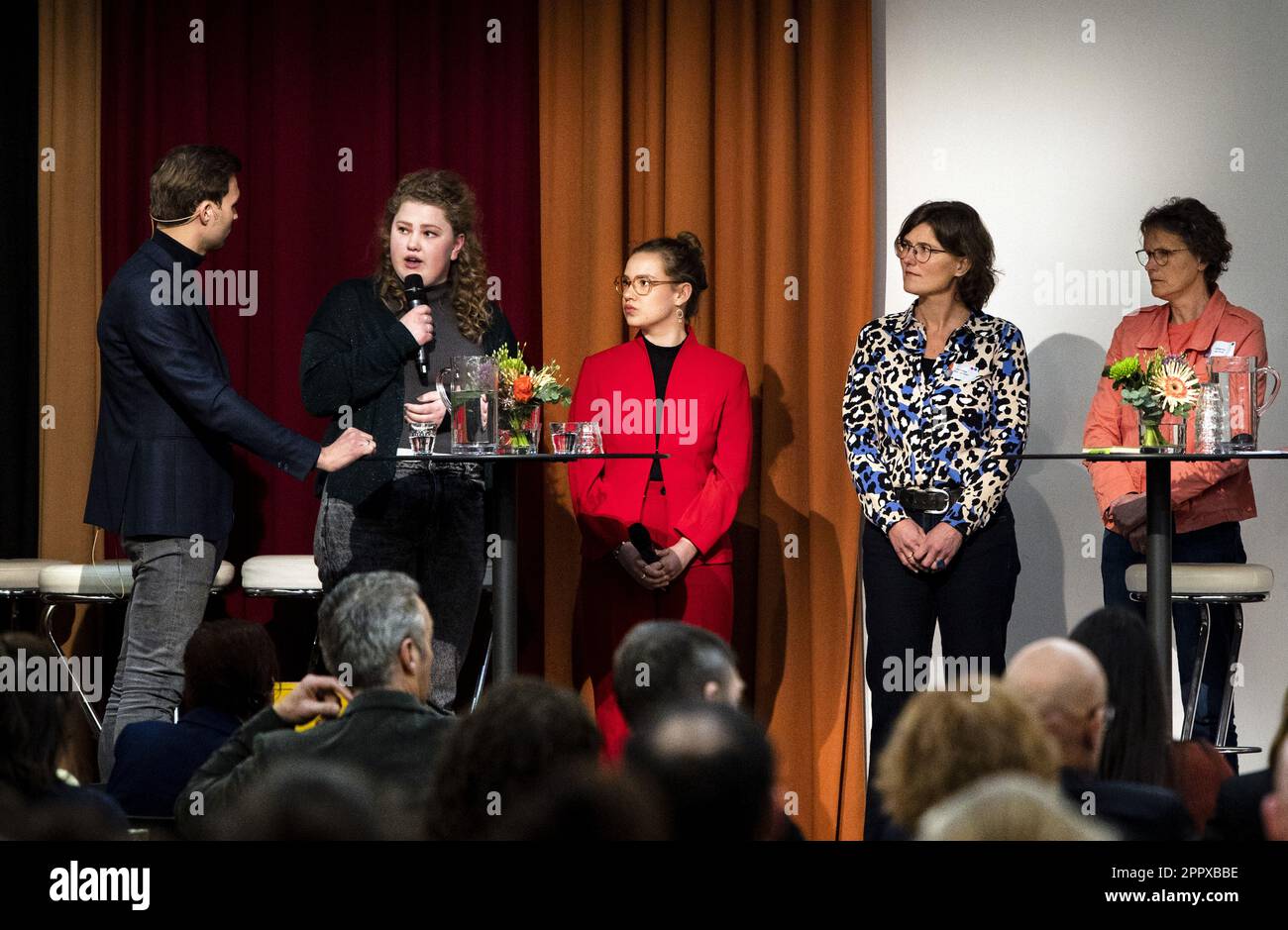 UTRECHT - Staatssekretär Maarten van Ooijen (Gesundheitswesen, Wohlfahrt und Sport) bei einem Treffen über Jugendbetreuung in den Jaarbeurs. In einer Reihe von Sitzungen wird erörtert, wie Kindern mit Problemen geholfen werden kann, ohne an die stark unter Druck stehenden Jugenddienste zu appellieren. ANP RAMON VAN FLYMEN niederlande raus - belgien raus Stockfoto