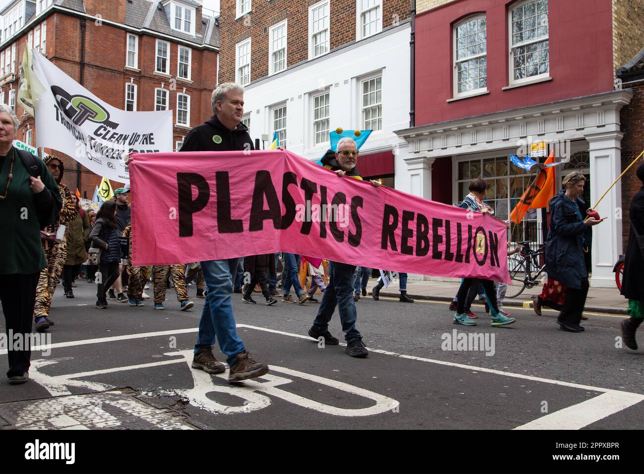 Vereinigt euch, um am „The Big One“ – dem Tag der Erde – zu überleben. Extinction Rebellion (XR) marsch auf dem Parliament Square for Biodiversity - 22. April Stockfoto