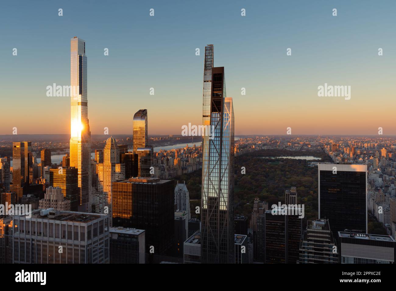 Luftaufnahme von superhohen Gebäuden und Wolkenkratzern der Milliardärsreihe in Midtown Manhattan bei Sonnenuntergang. In New York City Stockfoto