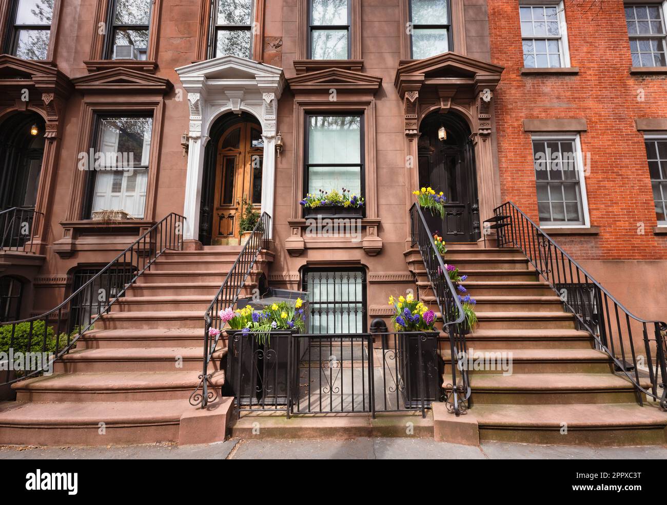 Typische Reihen von Stadthauseingängen mit treppenstufen. Brownstone in Brooklyn Heights, New York City Stockfoto