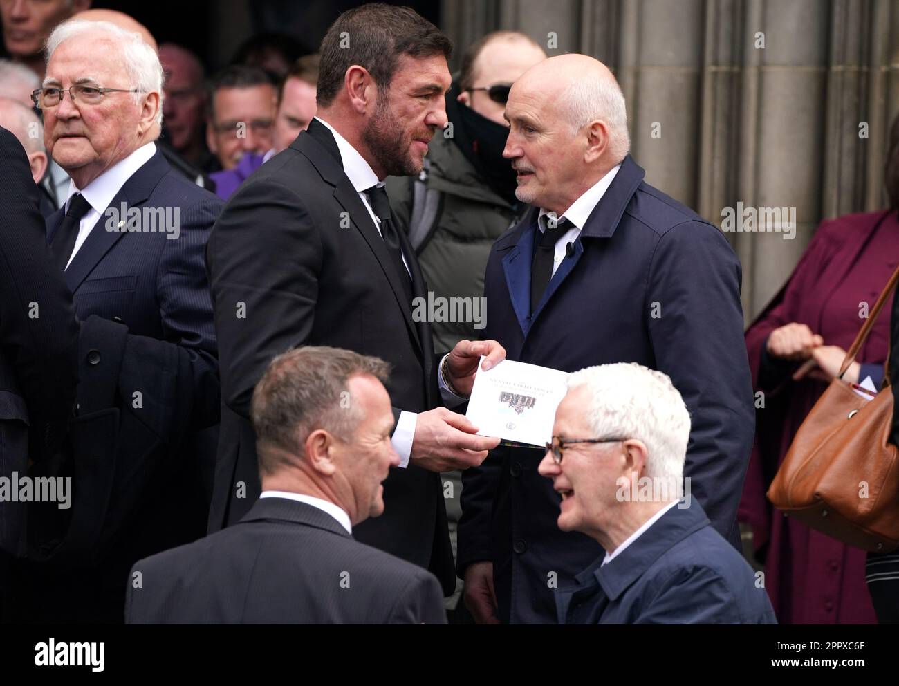 Ehemaliger Boxer Alex Arthur (links) und Barry McGuigan (rechts), nach einer Gedenkfeier für den ehemaligen Boxer Ken Buchanan in St. Giles' Cathedral, Edinburgh. Der schottische Boxer, der 1971 zum unbestrittenen Leichtgewicht-Weltmeister wurde, starb Anfang des Monats, im Alter von 77 Jahren. Foto: Dienstag, 25. April 2023. Stockfoto