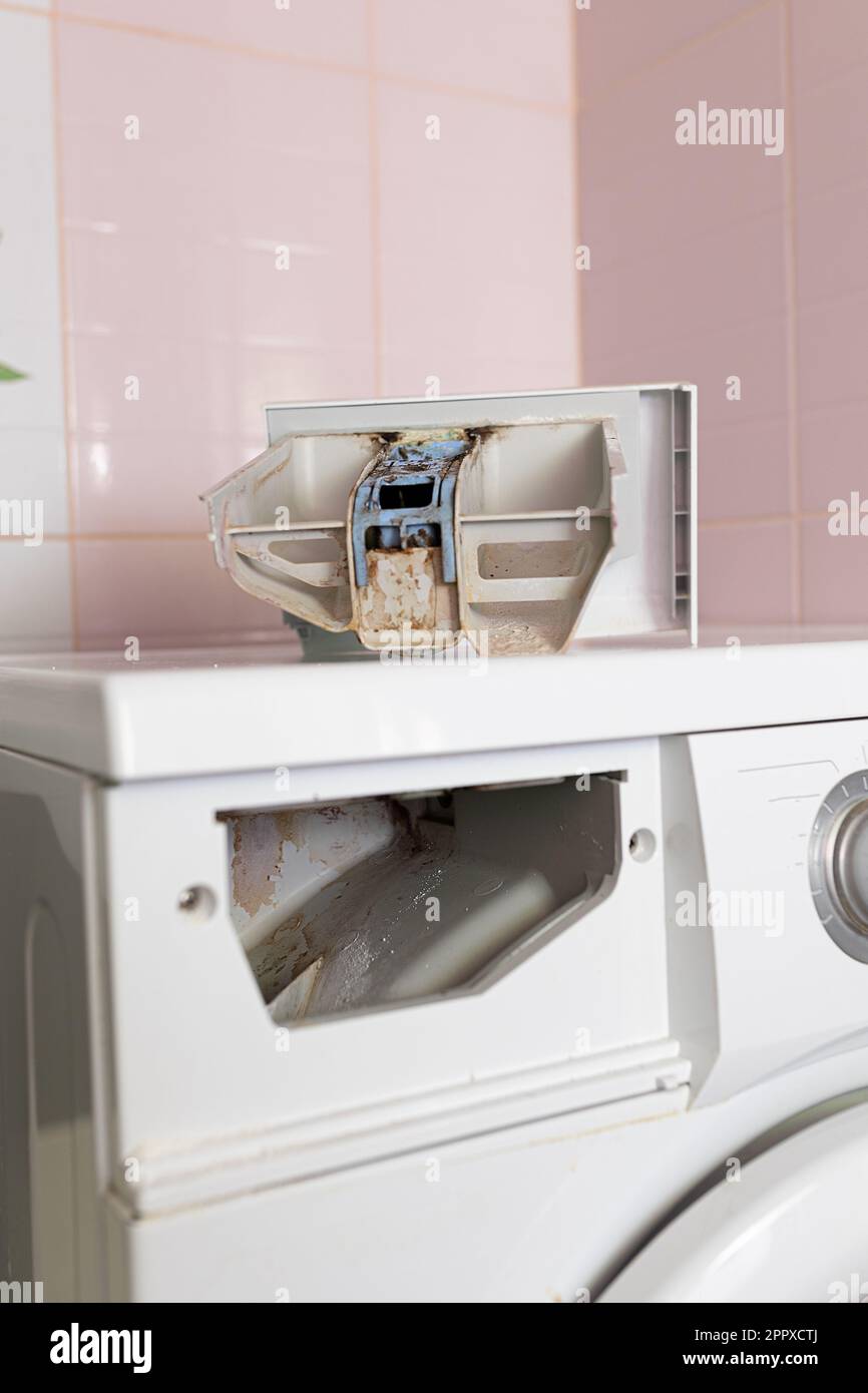 Vertikales Spenderfach für Waschmaschinen mit schwarzem Schimmel, Schmutz,  Korrosion und Kalkablagerungen auf dem Gehäuse der Waschmaschine  Stockfotografie - Alamy