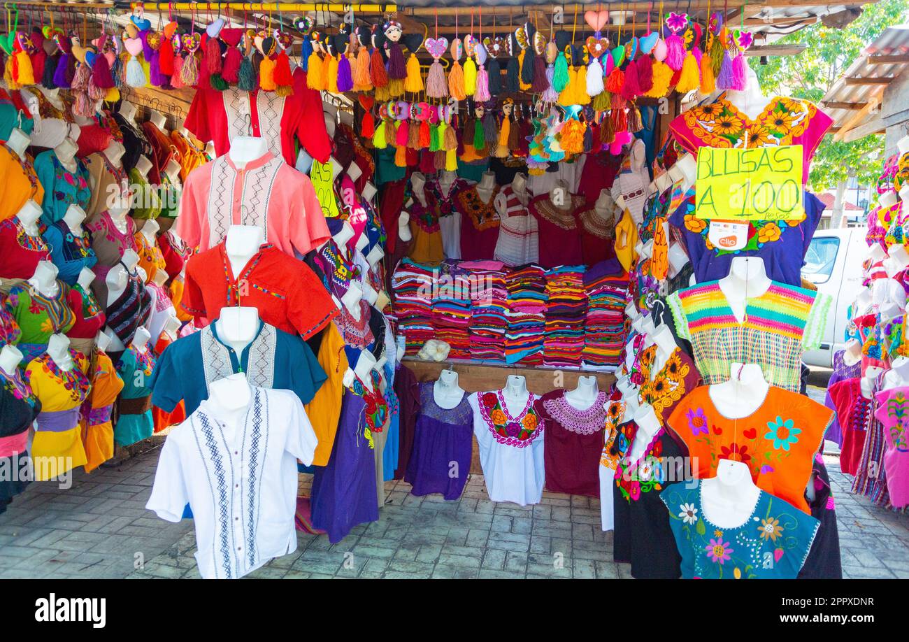 Ein Stand mit traditionellen Hemden und Souvenirartikeln in der Innenstadt von Cancun, Cancun, Quintana Roo, Mexiko Stockfoto