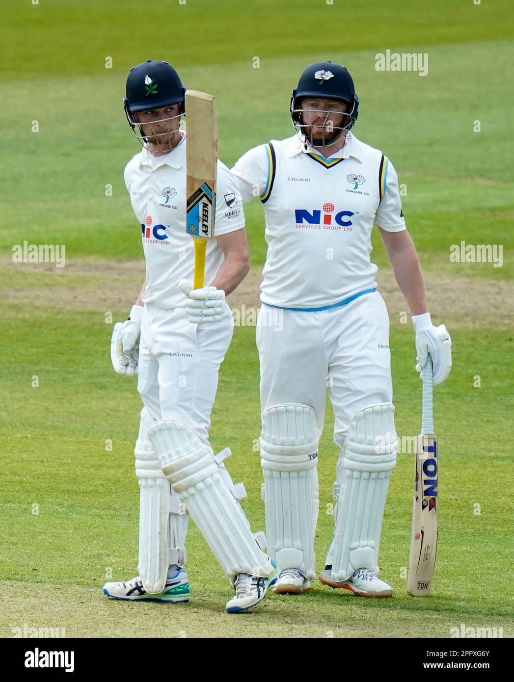 Yorkshires Finlay Bean (links) wird von Jonny Bairstow beglückwünscht, nachdem er am ersten Tag des zweiten Elf-Meisterschaftsspiels im Headingley Stadium, Leeds, sein halbes Jahrhundert erreicht hat. Foto: Dienstag, 25. April 2023. Stockfoto