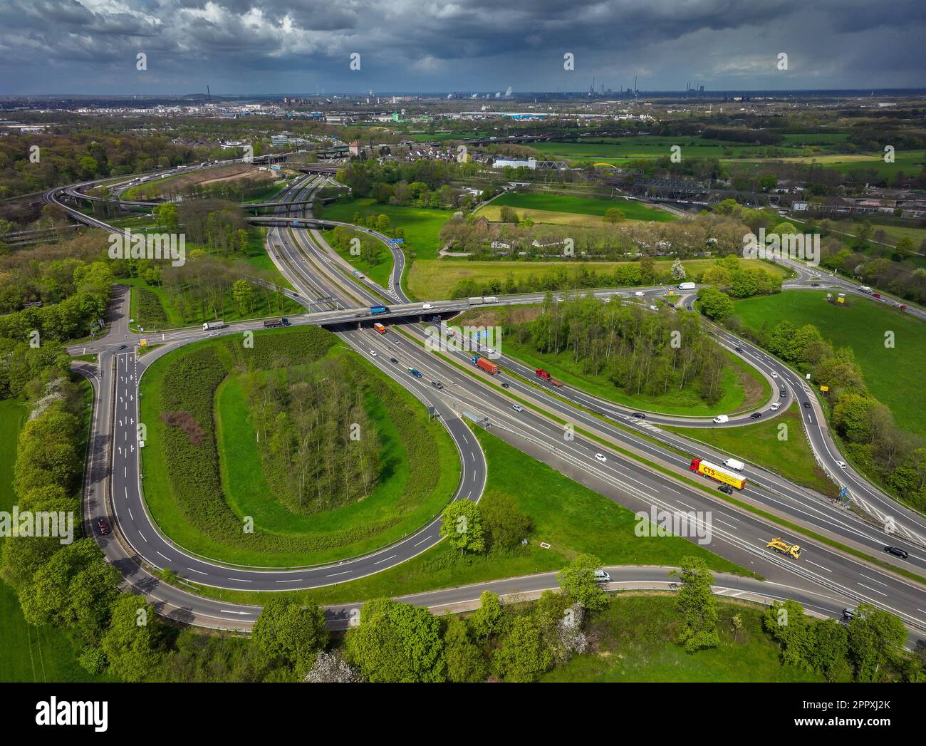 Duisburg, Nordrhein-Westfalen, Deutschland - Ruhrgebiet Landschaft am Autobahnkreuz Kaiserberg verbindet die Autobahn A3 den Bundesmot Stockfoto