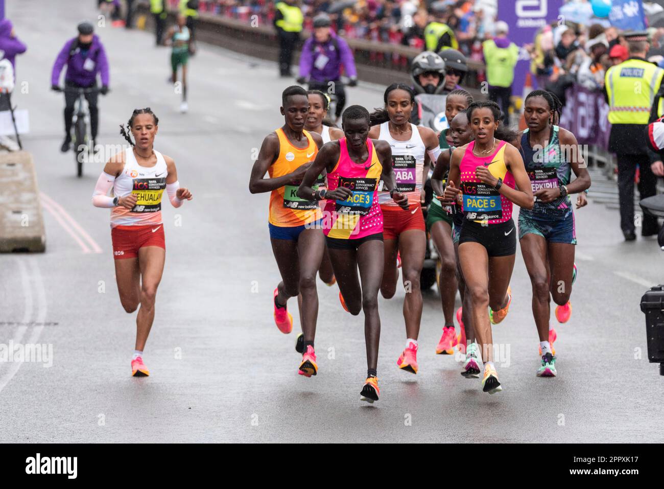 Führe Elitefrauen beim TCS London Marathon 2023 durch Tower Hill, London, Großbritannien. Schrittmacher führen Stockfoto
