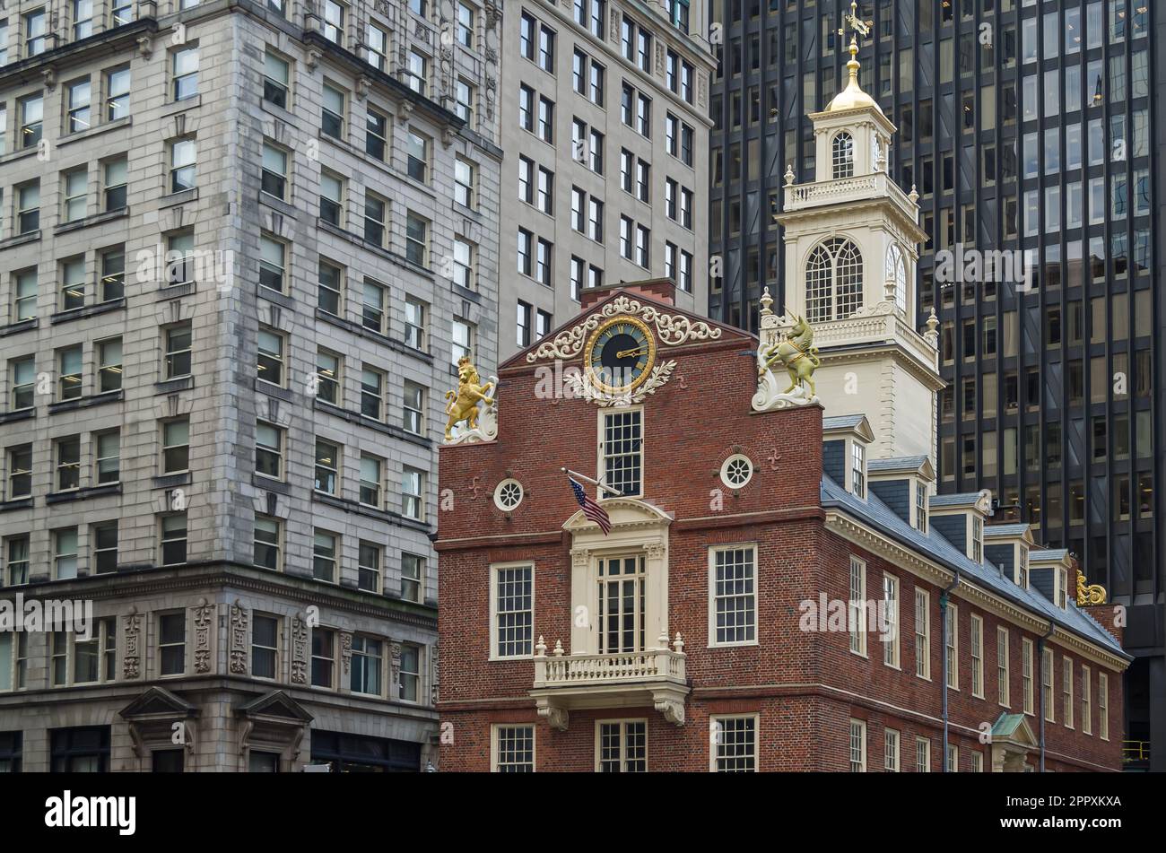Ostseite des Old State House mit Balkon und Löwen- und Einhornfiguren auf dem Dach, Boston, Massachusetts, New England, USA Stockfoto