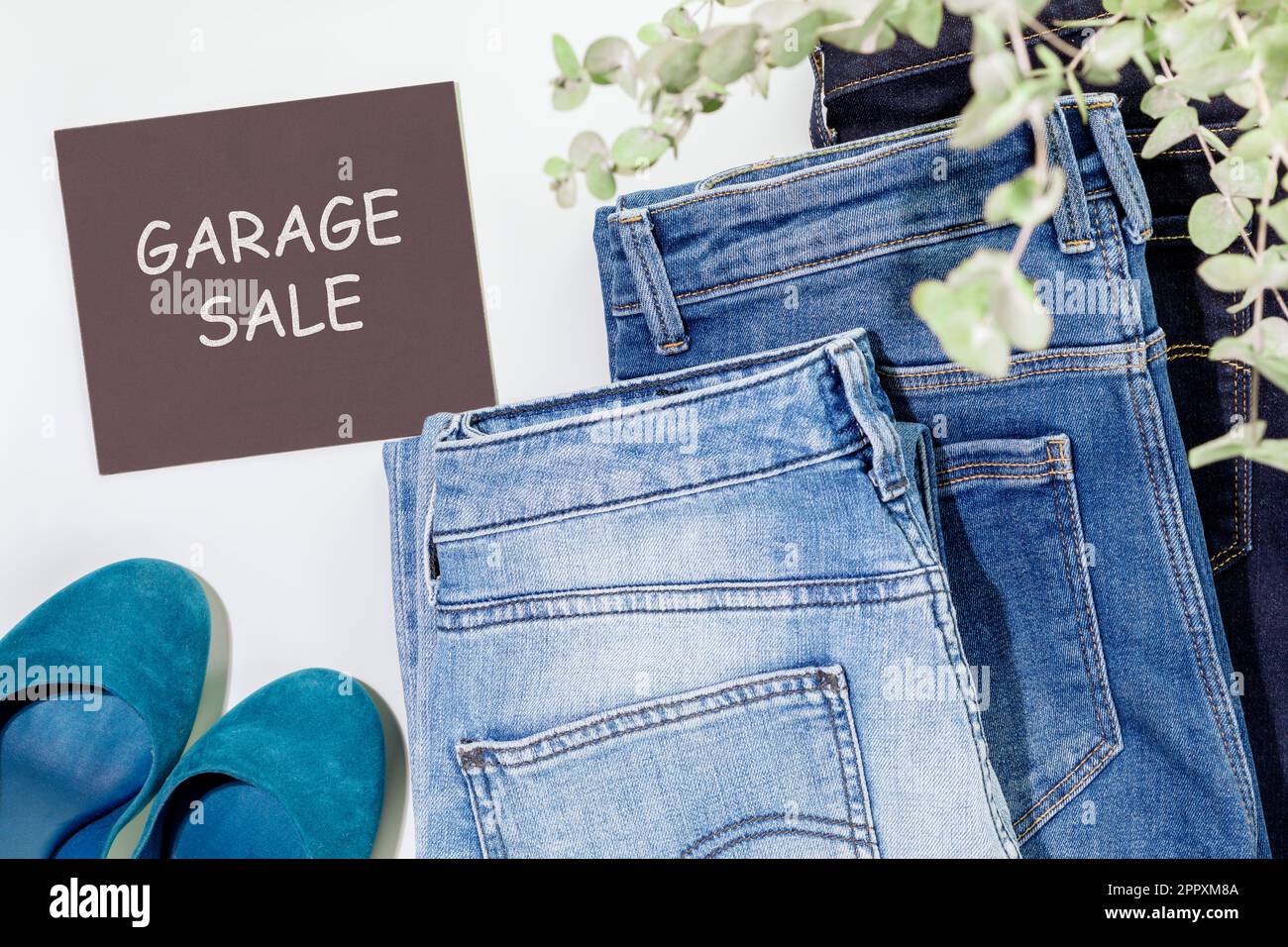 Second Hande Kleidung und Tafel mit Aufschrift Garage Sale Stockfoto