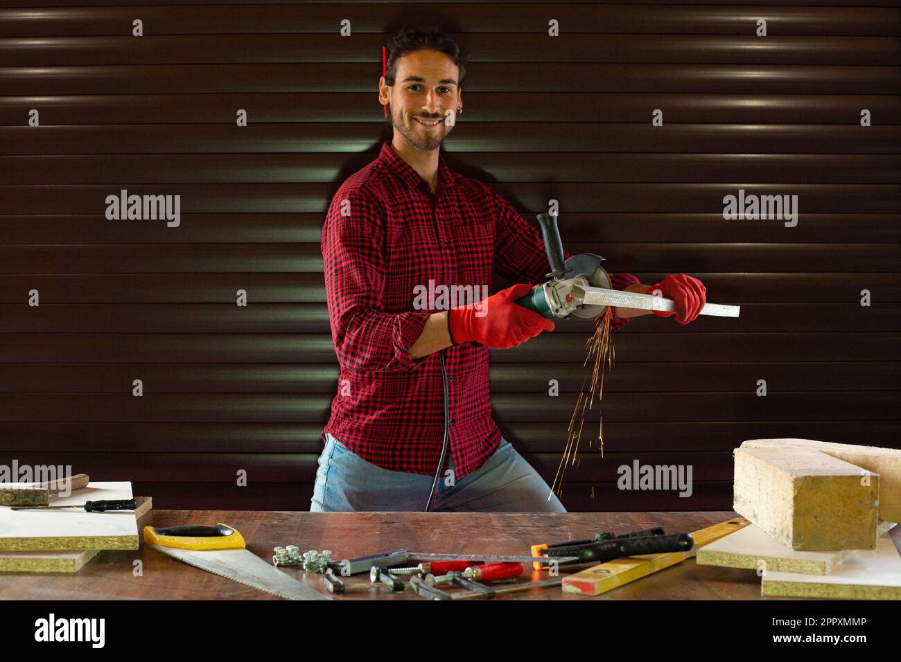 Mann in Garage arbeiten Stockfoto