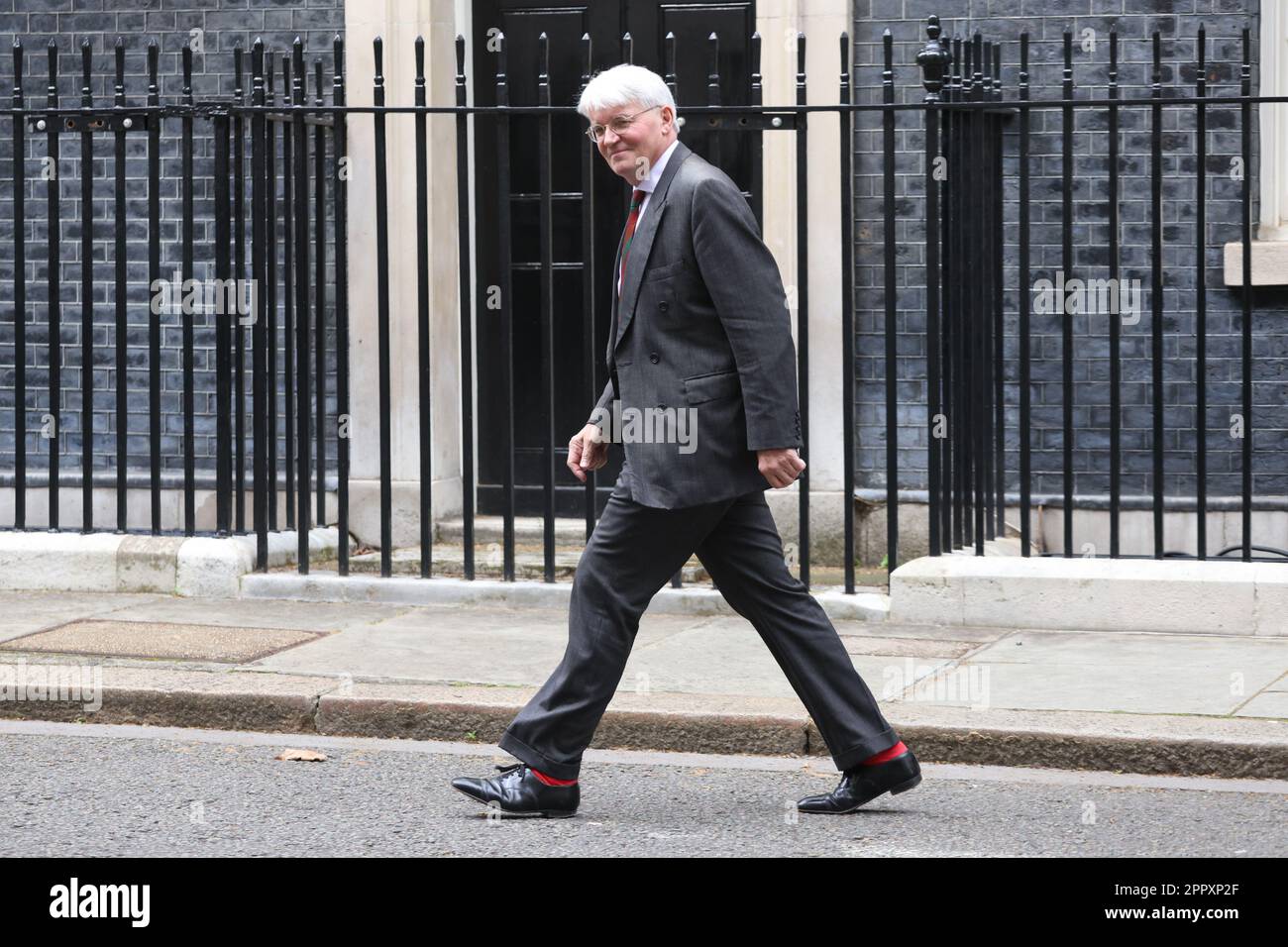 Andrew Mitchell, Minister für Entwicklung im Außenministerium, verlässt die Downing Street in London. Der stellvertretende Premierminister Oliver Dowden wird den Vorsitz bei einem Cobra-Treffen über die Evakuierung britischer Staatsangehöriger aus dem Sudan führen. Foto: Dienstag, 25. April 2023. Stockfoto