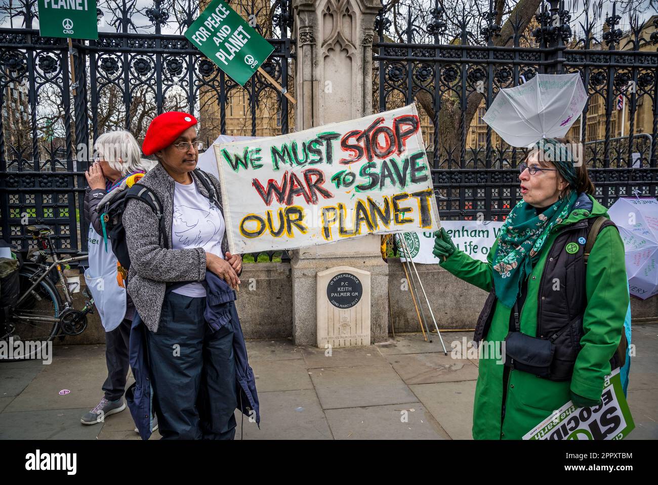 Greenham Common Women vor den Houses of Parliament im Kampf gegen den Krieg, Parliament Square, London, England, Großbritannien, 24/04/2023 Stockfoto